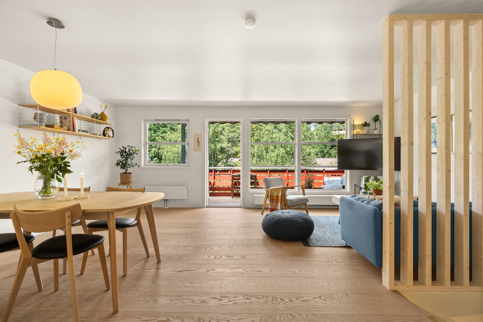 Velkommen til Lerdalstoppen 6 - et moderne rekkehus med solrike uteplasser og familievennlig beliggenhet Galleribilde