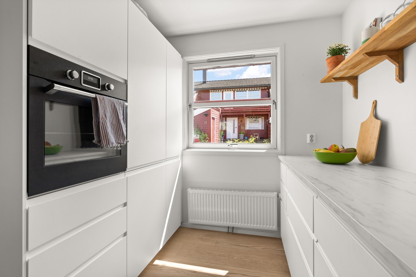 Kjøkkenet har god skap- og benkeplass, og en praktisk layout som utnytter arealet godt. Galleribilde