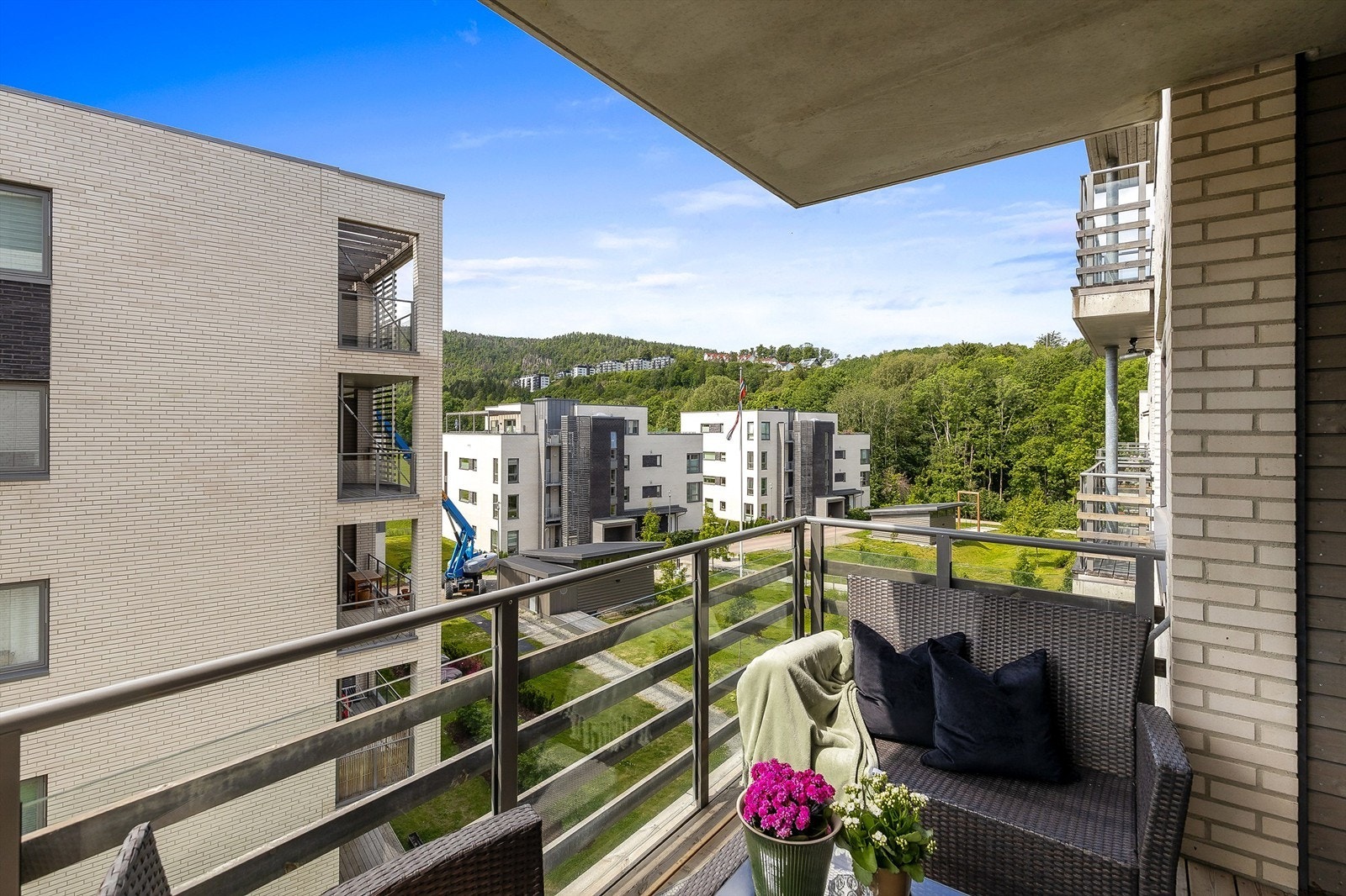 Fin utsikt til nærområdet og grøntområder. Galleribilde