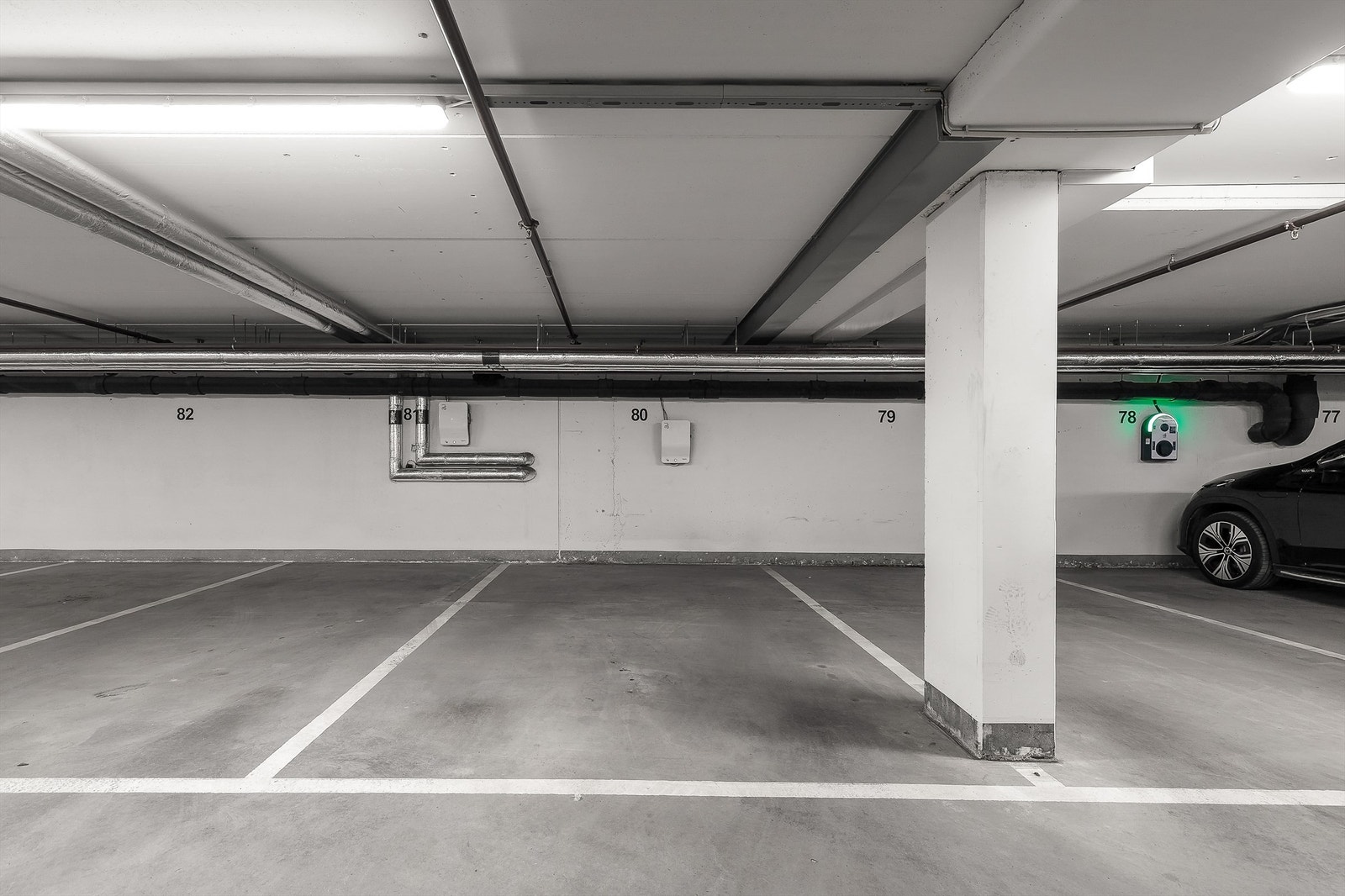 Leiligheten disponerer én garasjeplass med el-billader plass nr. 80 i felles parkeringsanlegg. Galleribilde