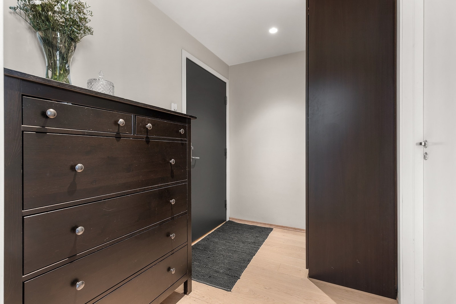 Fin entré med vannbåren gulvvarme. Det er plass til garderobeskap og kommode i entré. Galleribilde