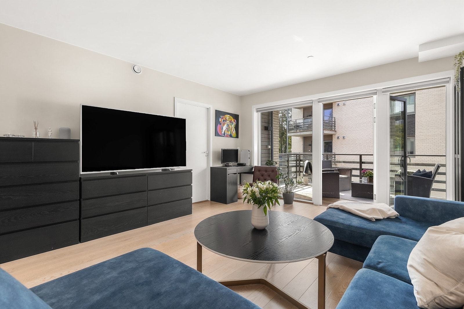 Her har du plass til en sofagruppe, spisebord eller kombinasjon av begge. De store vindusflatene slipper inn rikelig med naturlig lys og gir en behagelig romfølelse. Galleribilde