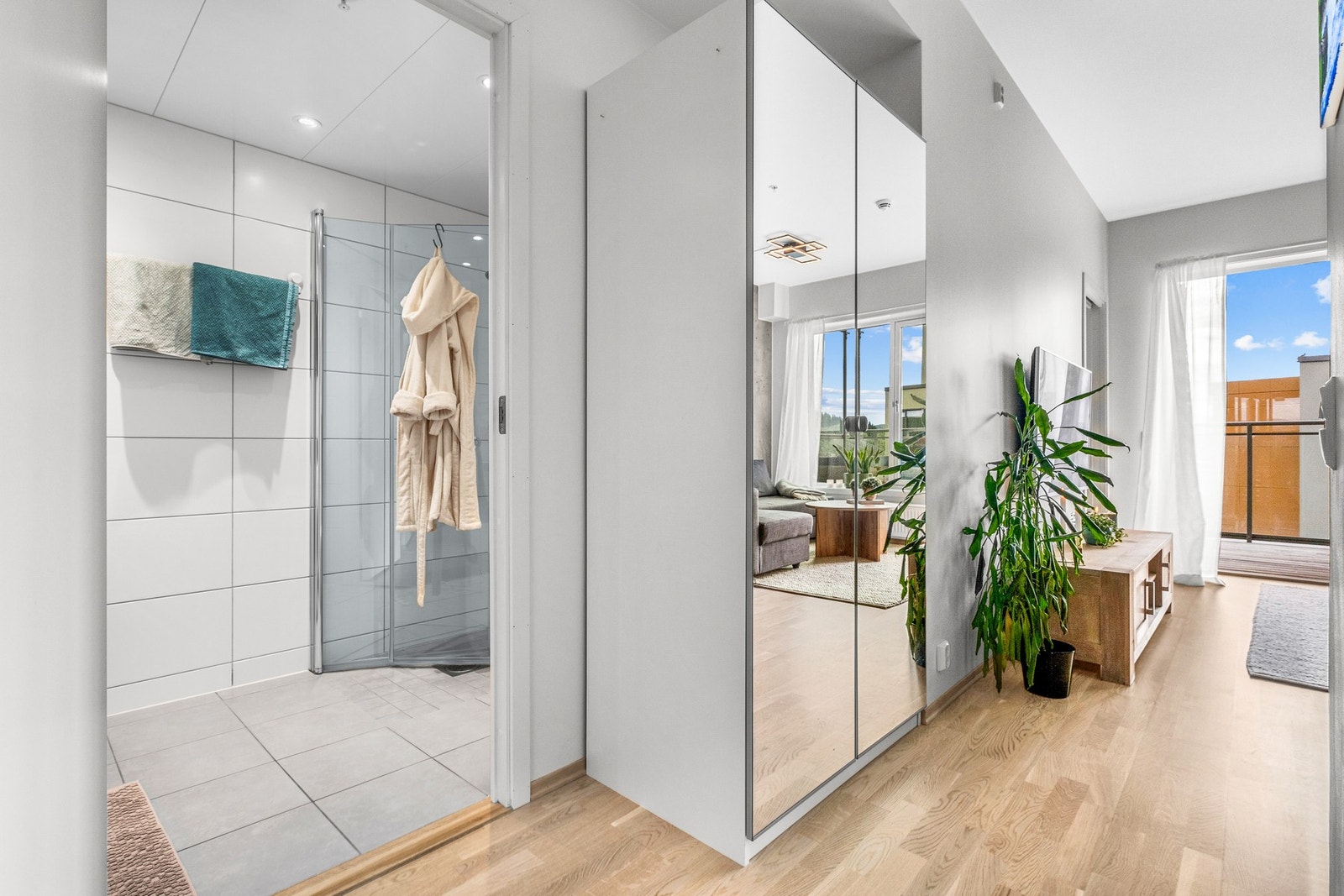 Videre finner vi badet til leiligheten i forlengelsen av gangen Galleribilde