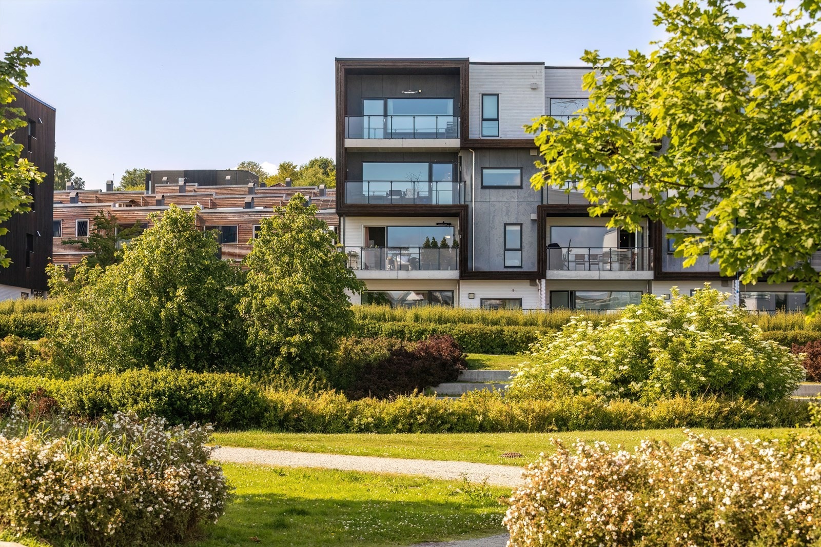 Fasade - bra beliggenhet i byggets 2. etasje Galleribilde