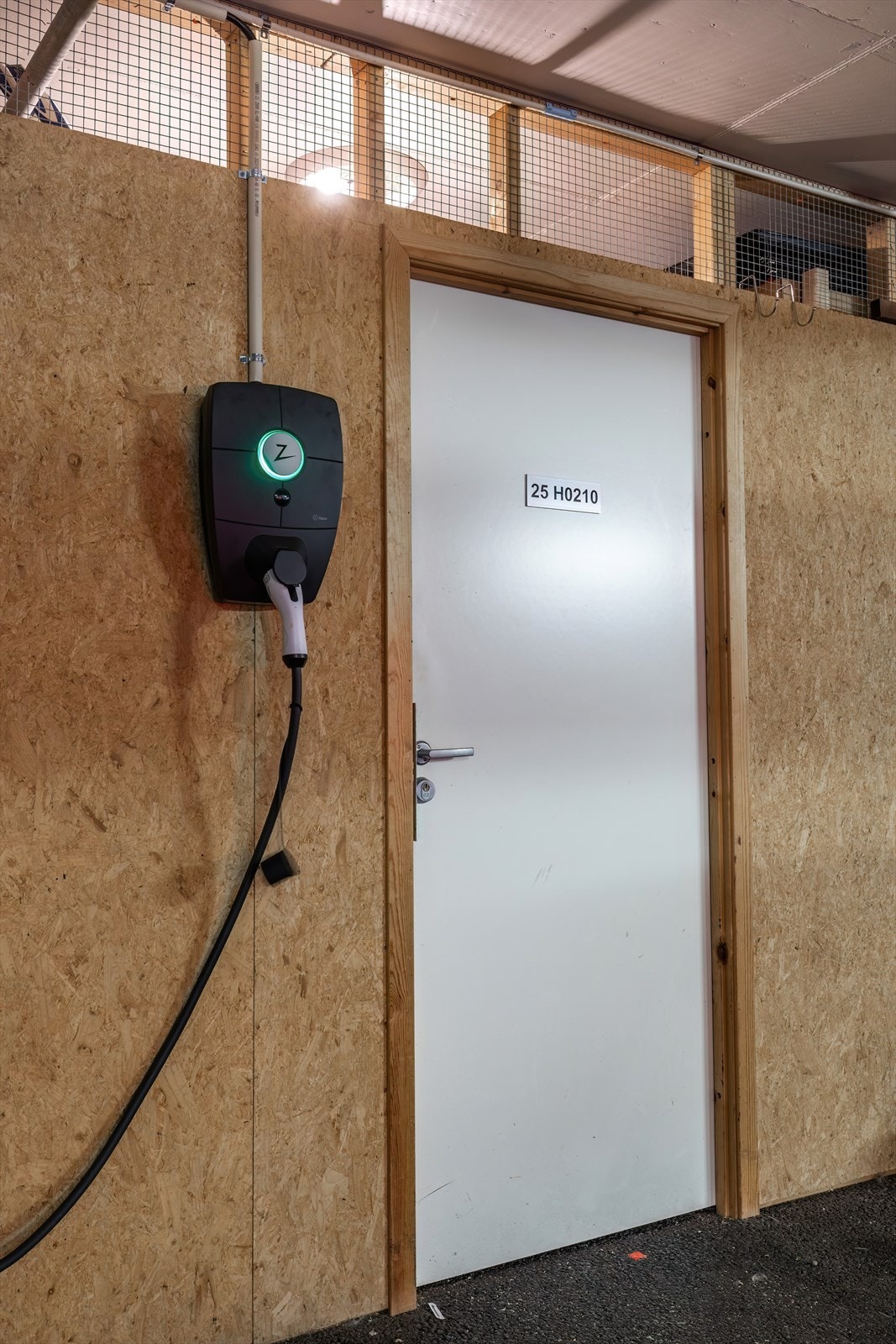 Garasjeplass med bod i bakkant. Ladeboks til el-bil Galleribilde