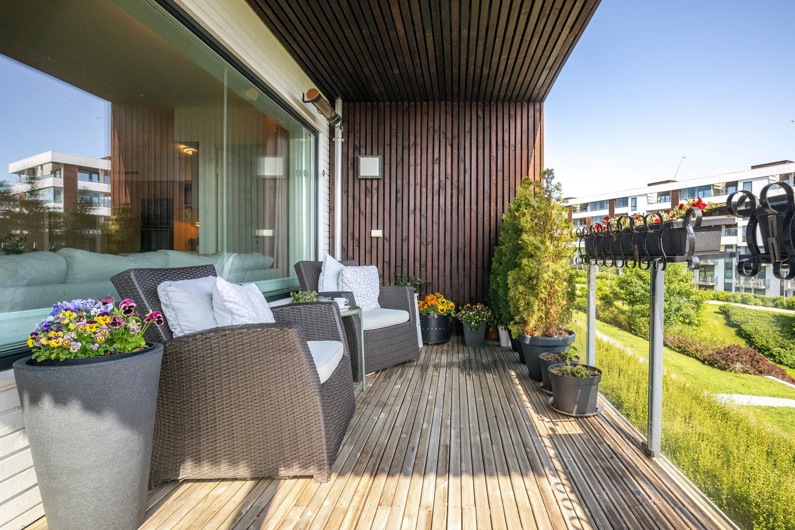 Veranda - plass til bl.a. sittegruppe og grill Galleribilde