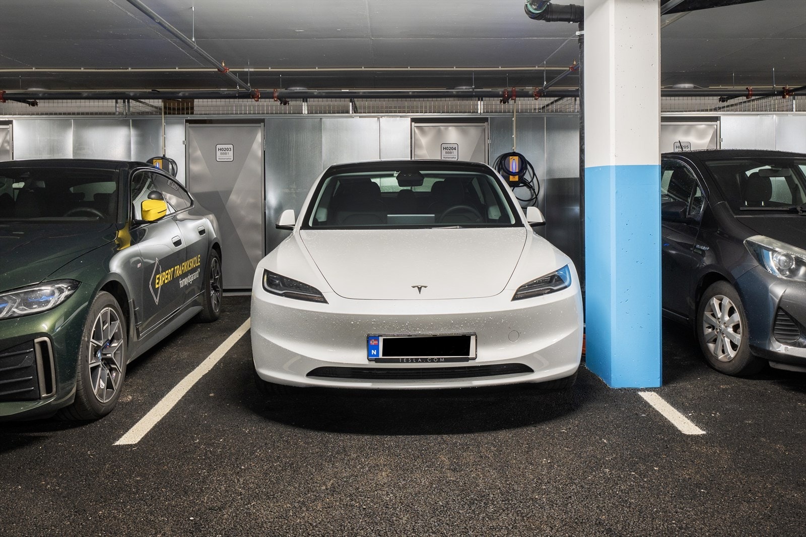 Fast parkering i lukket anlegg med elbil lader. Galleribilde