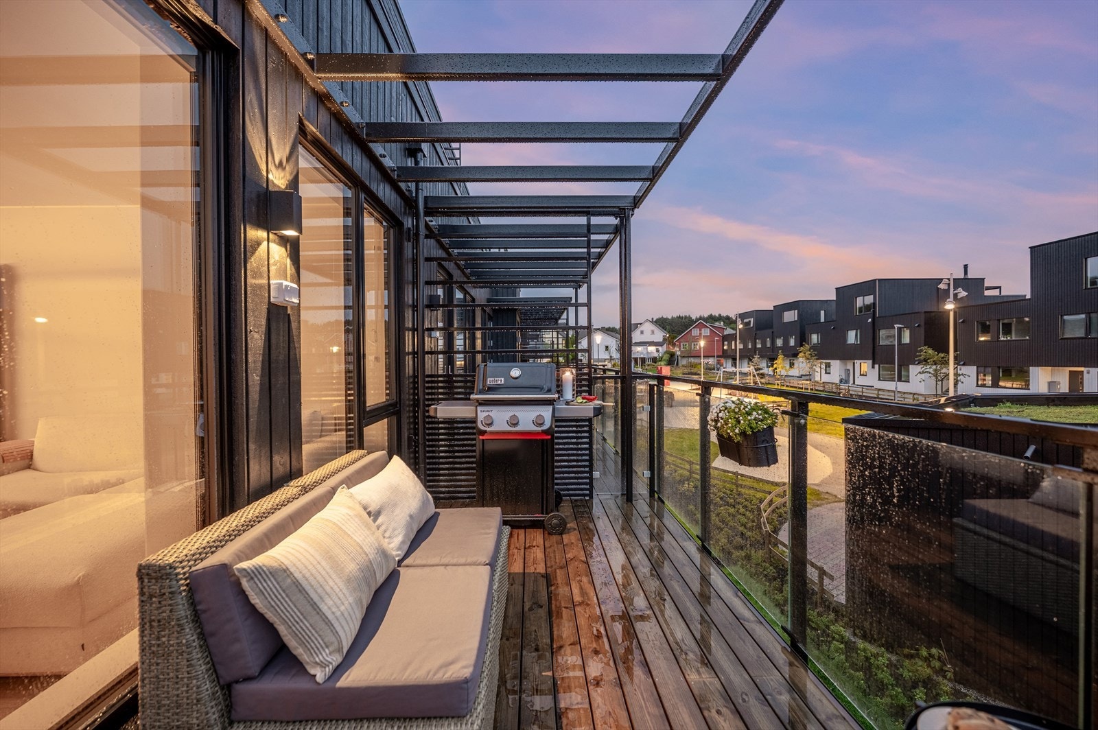 Romslig terrasse med supre solforhold. Galleribilde