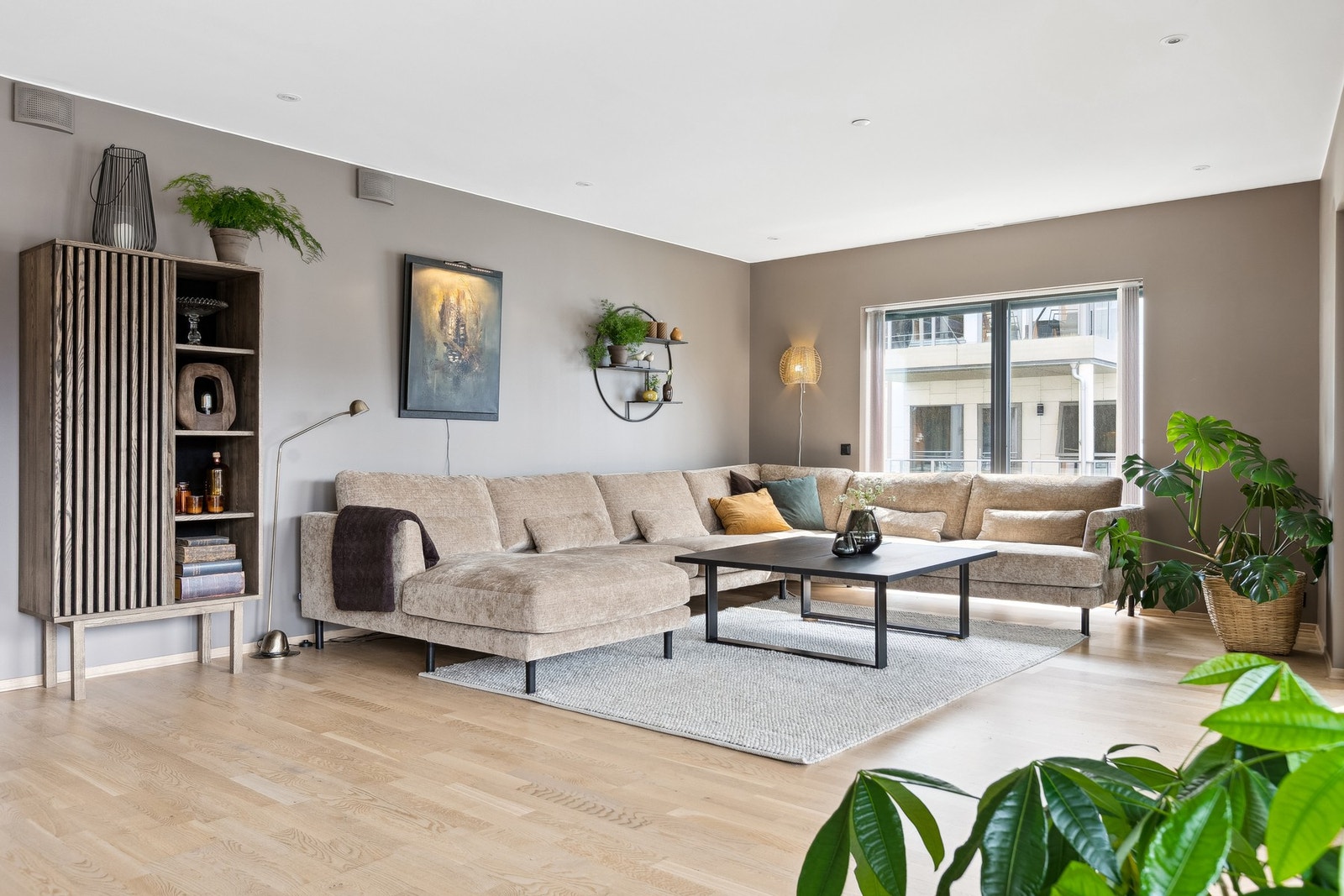 Leiligheten har en åpen stue/kjøkkenløsning på ca. 51 kvm. Galleribilde