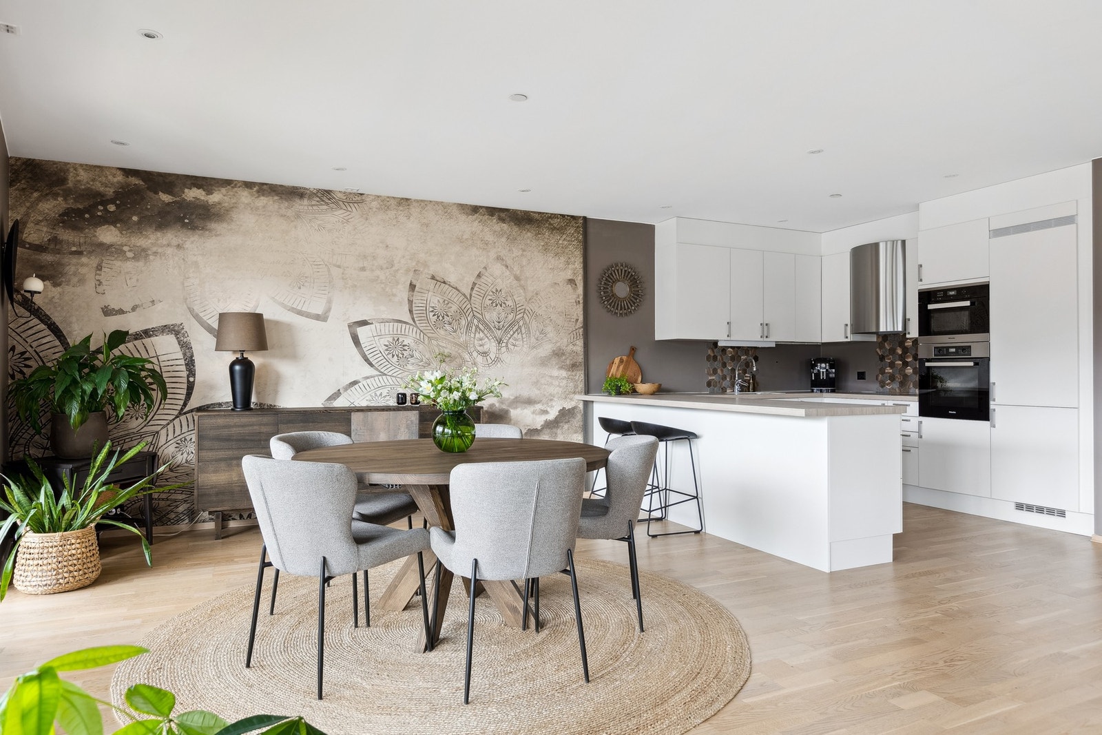 Kjøkken. God plass til spisebord Galleribilde