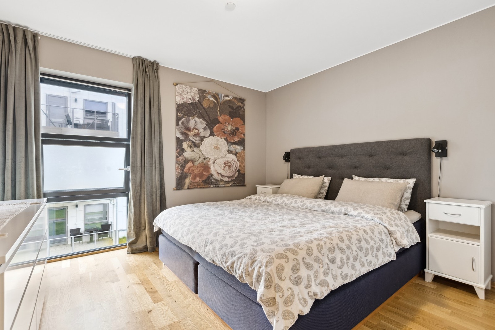 Soverom 1: Hovedsoverom på ca. 11 kvm med omkledningsrom (ca 3,5 kvm) i tilknytning Galleribilde