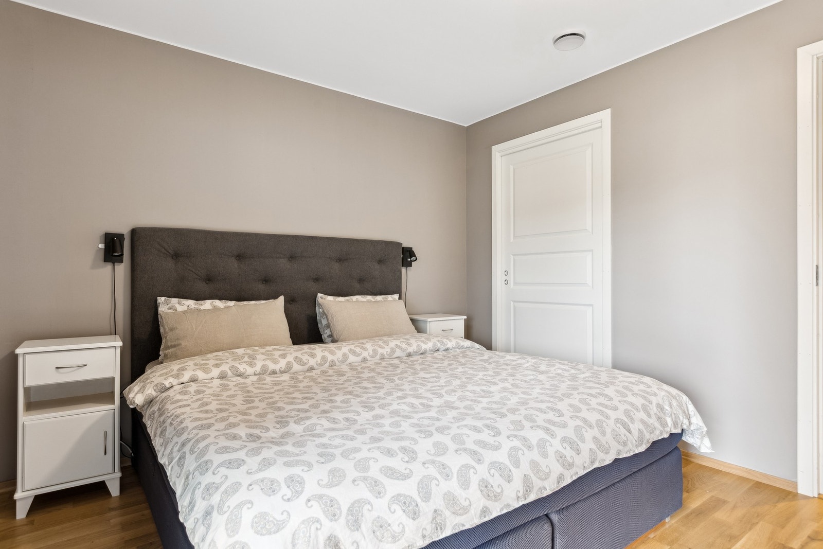 Soverom 1: Hovedsoverom på ca. 11 kvm med omkledningsrom (ca 3,5 kvm) i tilknytning Galleribilde