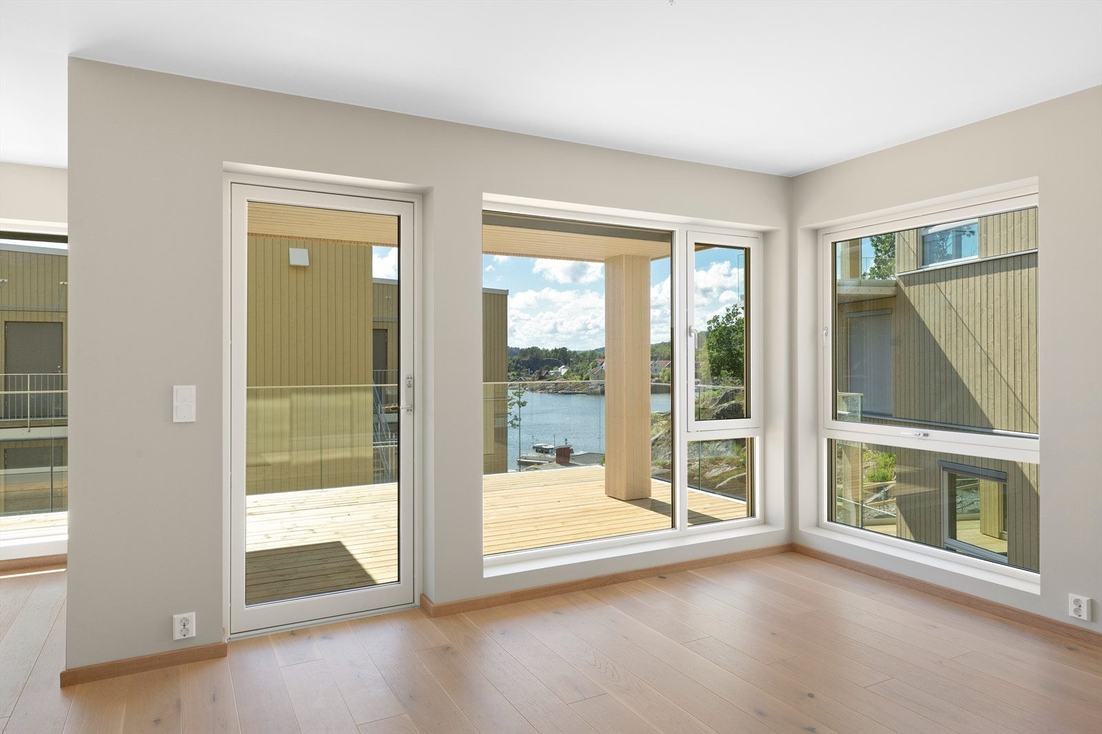 Lys stue med sjøutskt Galleribilde