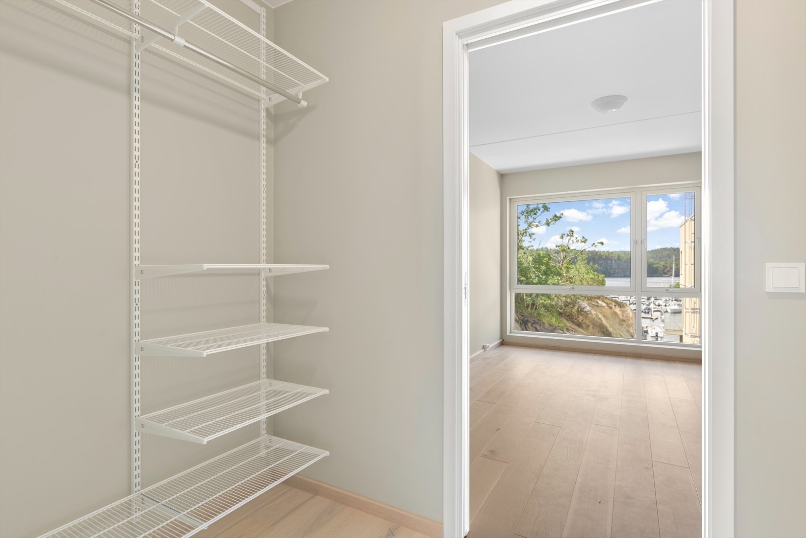 Walkin closet på soverom 1 Galleribilde