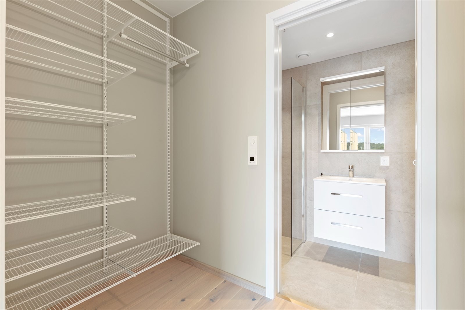 Egen walkin closet og dusjbad tilknyttet soverom 1 Galleribilde