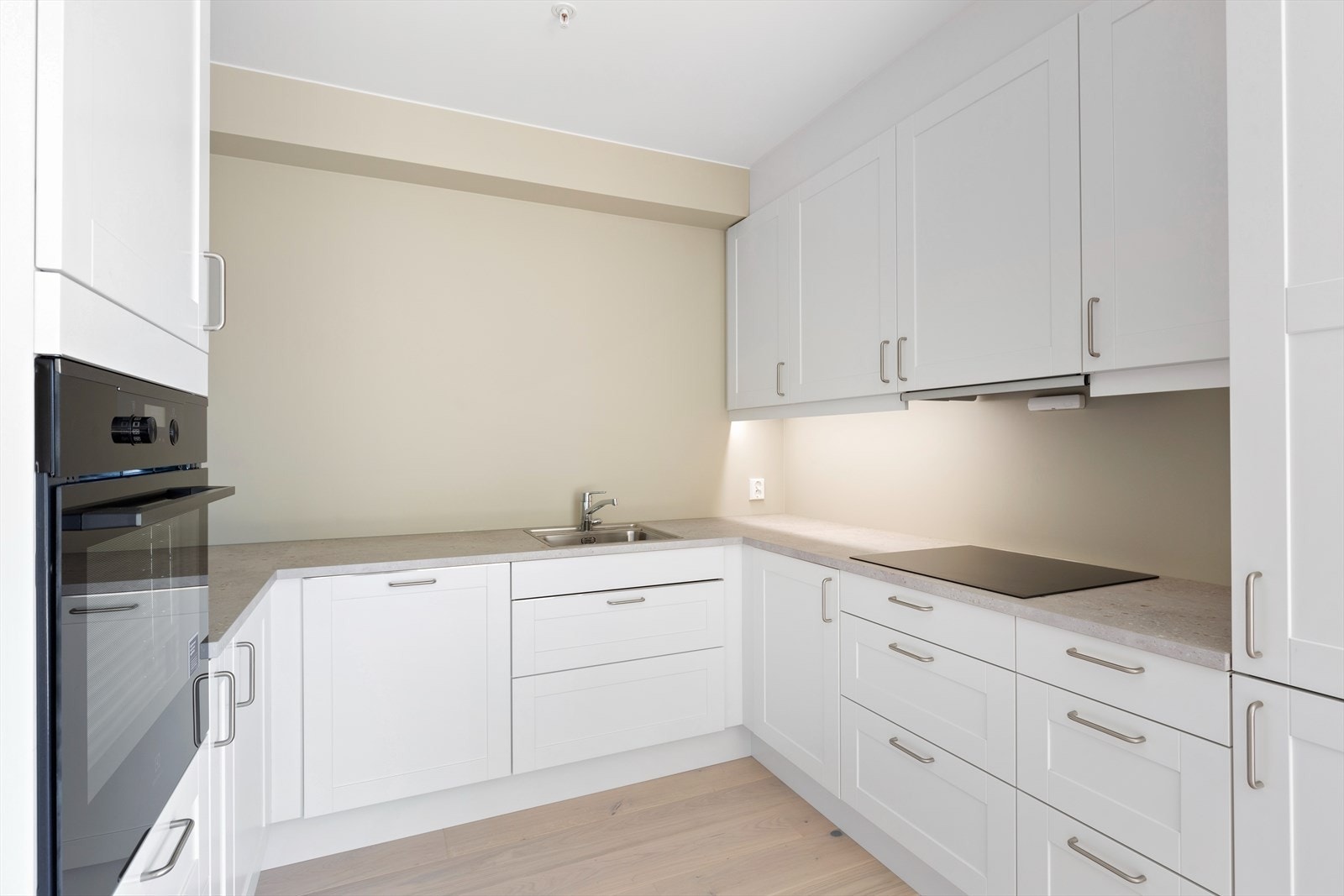 Kjøkken med integrerte hvitevarer Galleribilde