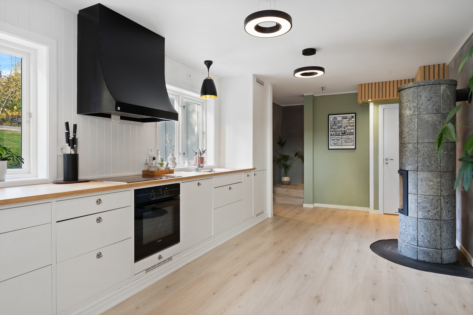 Romslig kjøkken med klebersteinsovn. Galleribilde