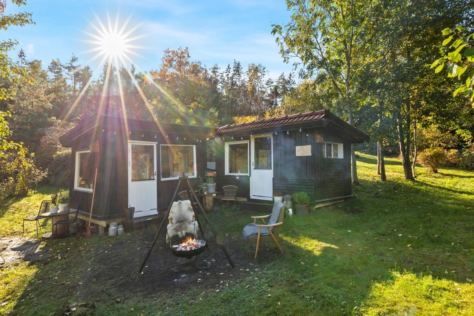 De 2 uthusene ligger delvis utenfor tomtegrensen. Galleribilde