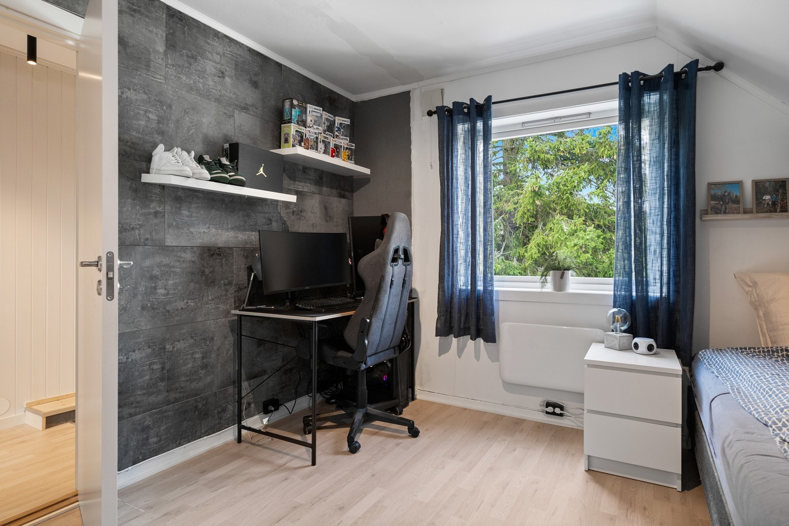 Soverom nr 2 er et fint rom med skråtak. Galleribilde