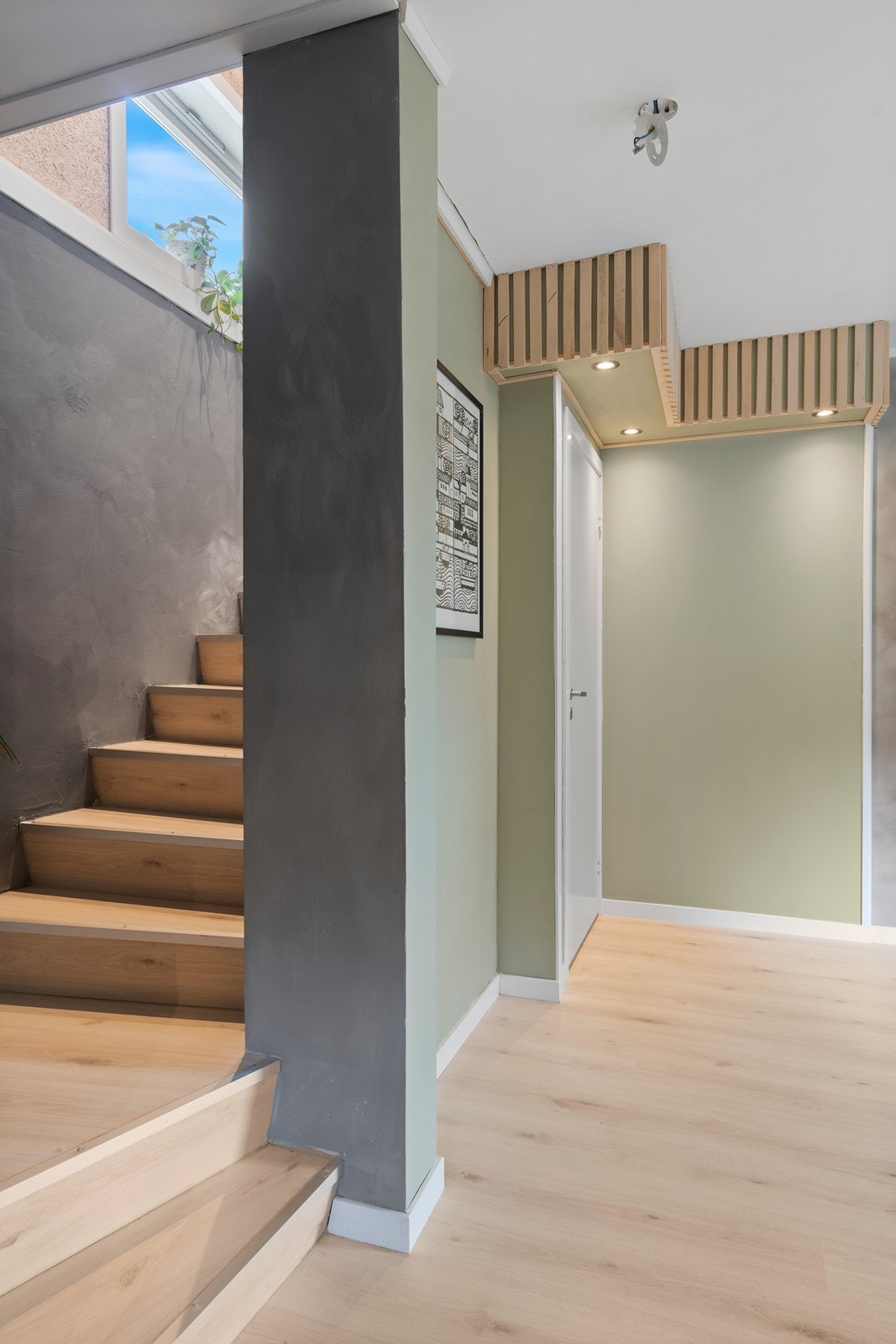 Overflater i boligen er i stor grad oppusset med moderne overflater. Trappegangen er nylig malt i samme grønnfarge som kjøkkenet. Galleribilde
