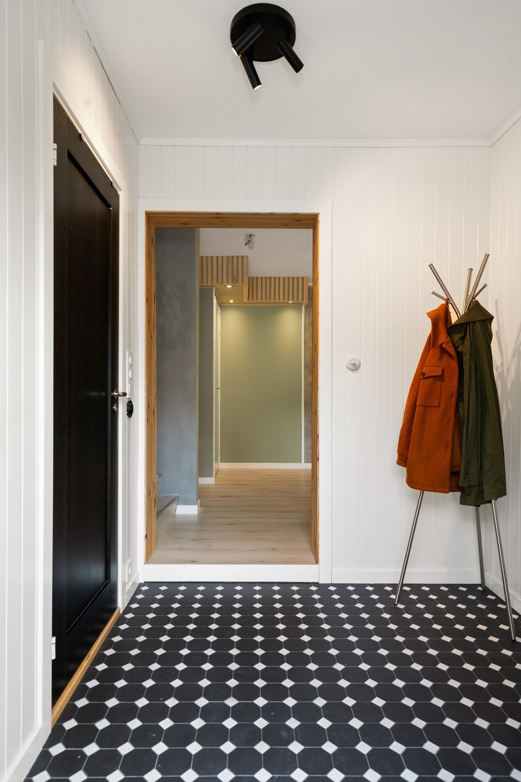 Døren til venstre er inn til badet i 1. etasje. Rett frem kommer du inn til kjøkkenet og videre til stue/spisestue og soverom i tillegg til at det er trapp opp til 2. etasje og til kjeller. Galleribilde