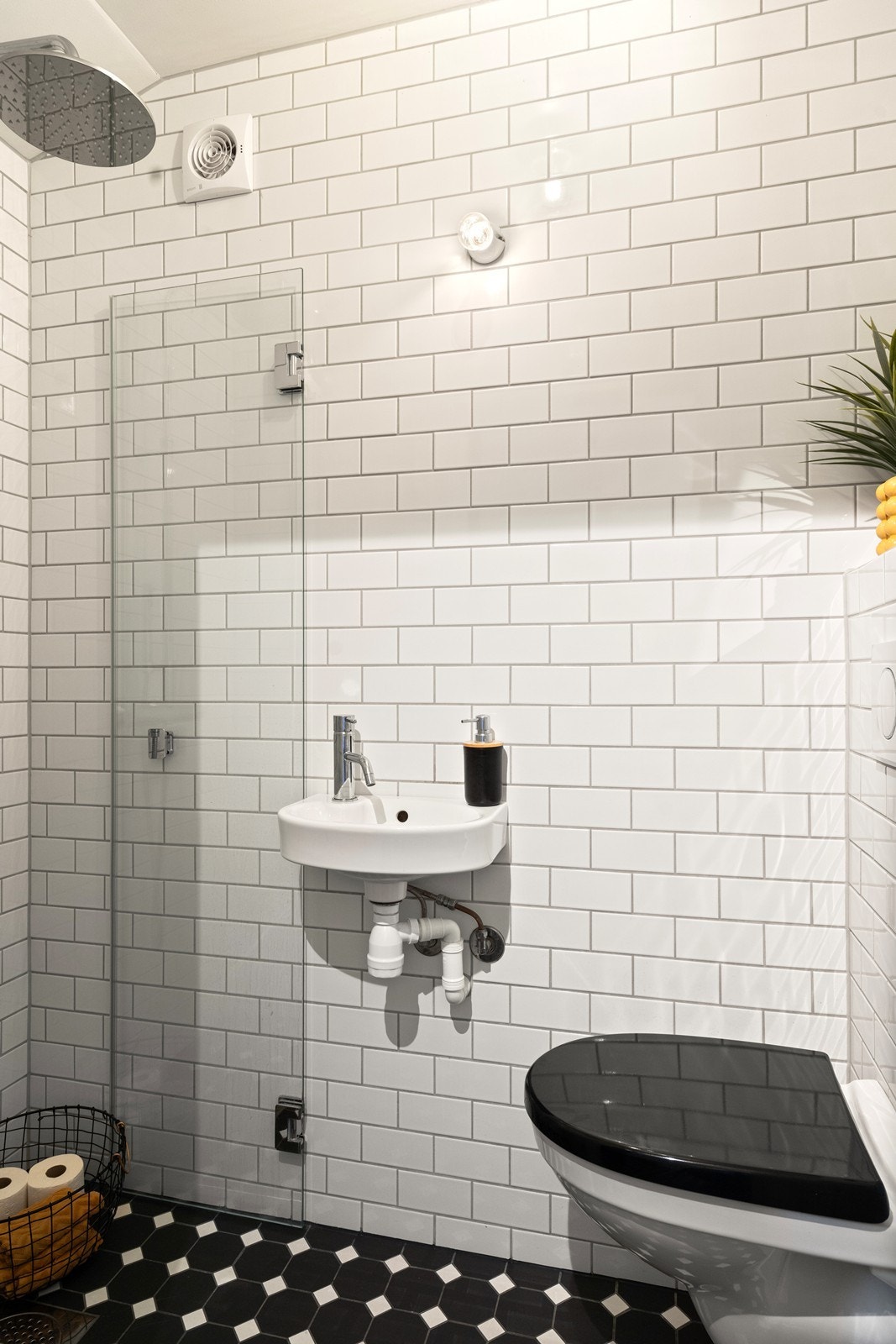 Badet i 1. etasje har vegghengt toalett, vaskeservant og dusj med smart dørløsning som kan felles helt inn til vegg når dusjen ikke er i bruk. Galleribilde