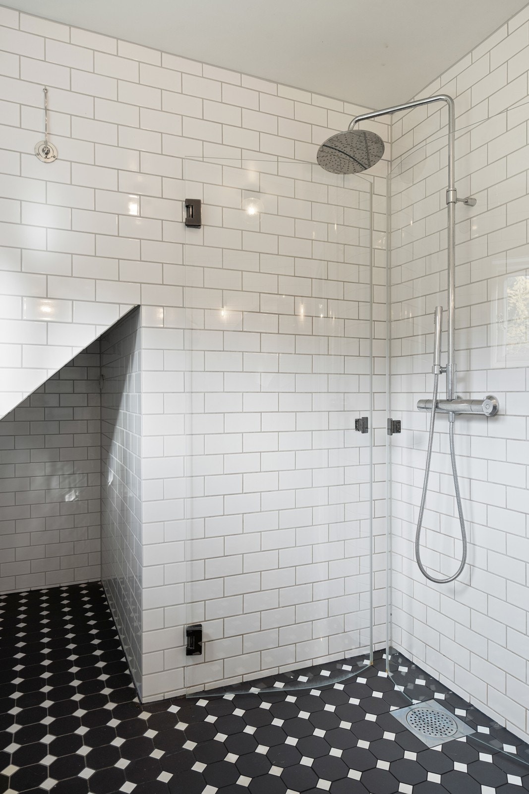 Dusjløsning med innfellbare glassdører. Galleribilde