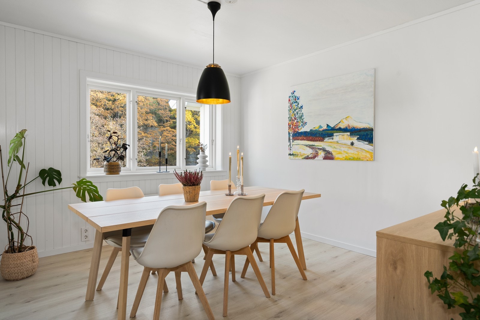 Stuen har med sin avlange form gir naturlig plass for både spisestue og sofagruppe. Galleribilde