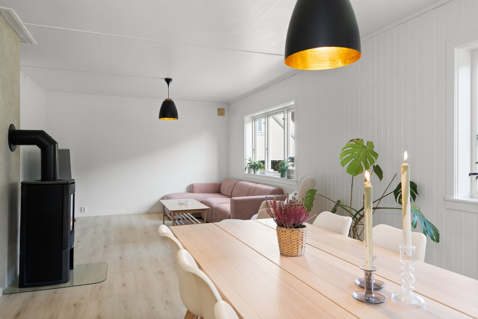 På gulvet er det laminat og vegger er kledd med panelplater eller har malt tapet. Galleribilde