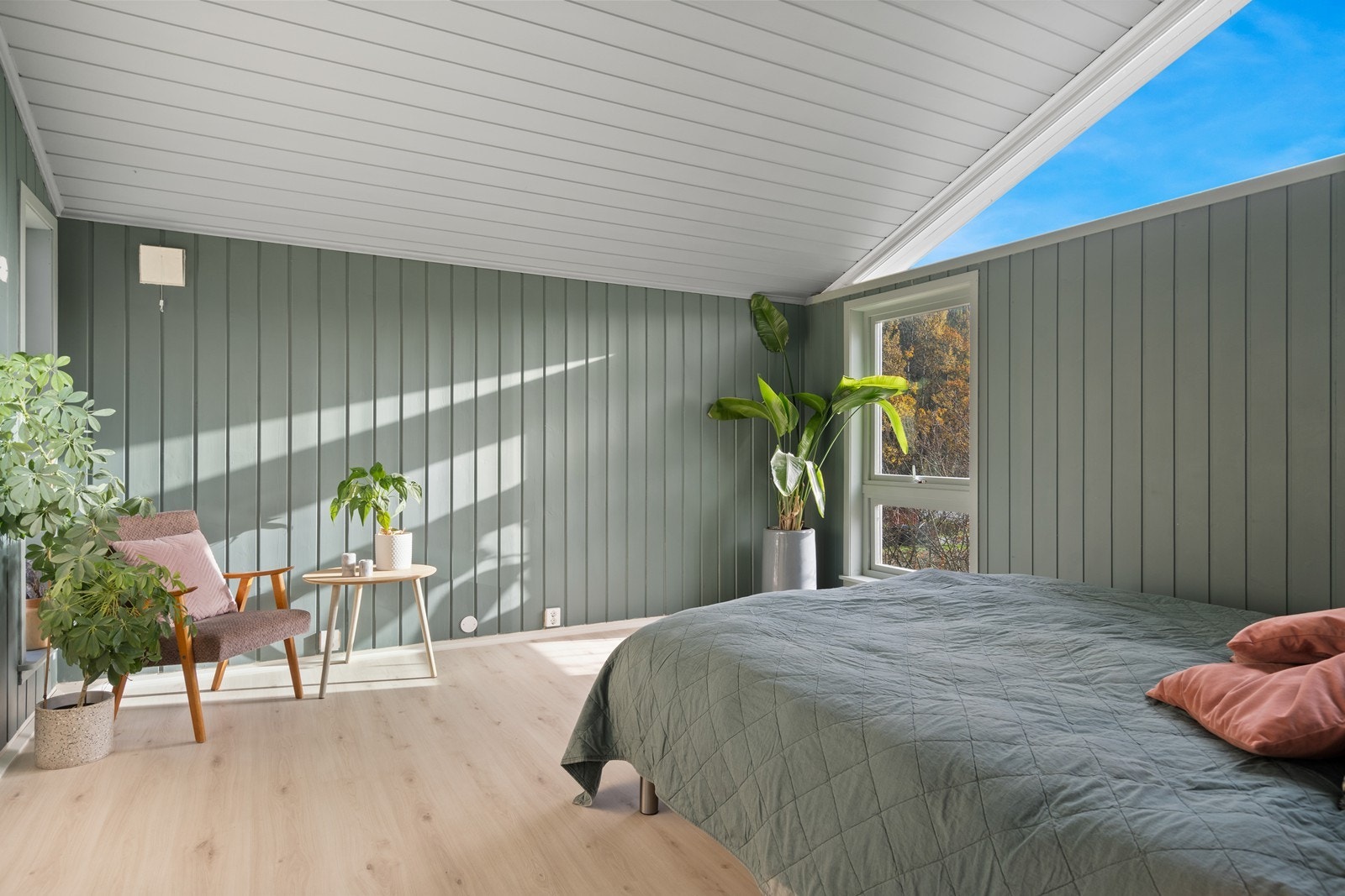 Skråtaket gir rommet en flott luftighet. Galleribilde