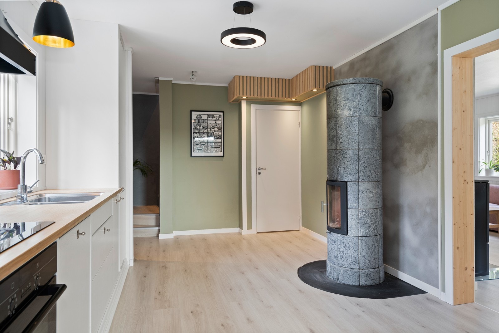 Døren rett fram fører ned til kjelleretasjen. Galleribilde