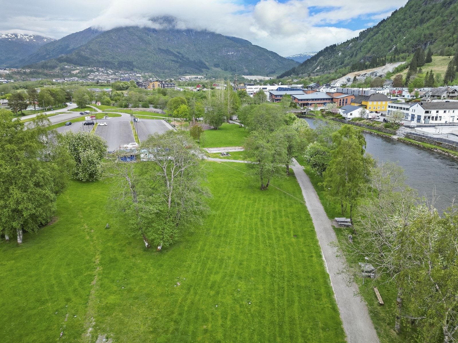 Førde byr på kjøpesenter, restaurantar, kafear, høgskule og mykje meir! Galleribilde