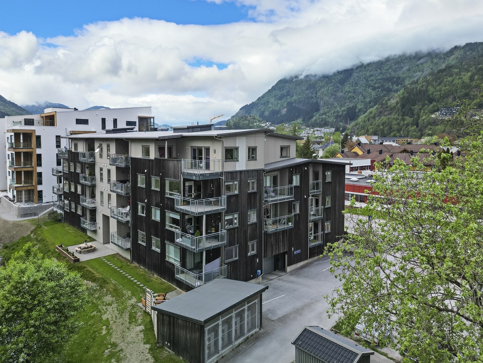 Her får du ei 3-romsleilegheit i 1.etasje, med utsyn mot vest til felles avskjerma terrasse og inngangsparti. Galleribilde