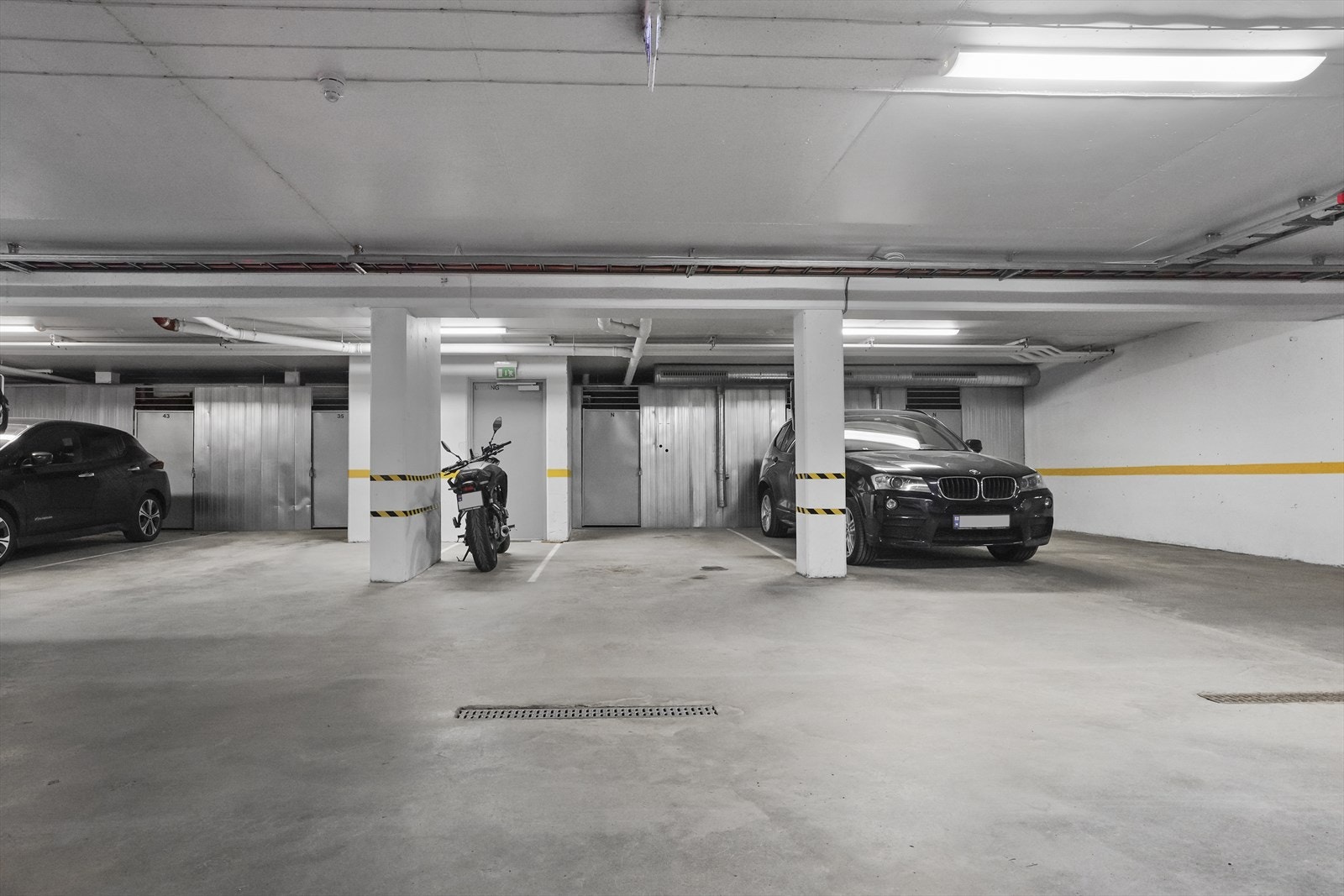Parkeringshus med 1 tildelt parkeringsplass med sportsbod. Galleribilde