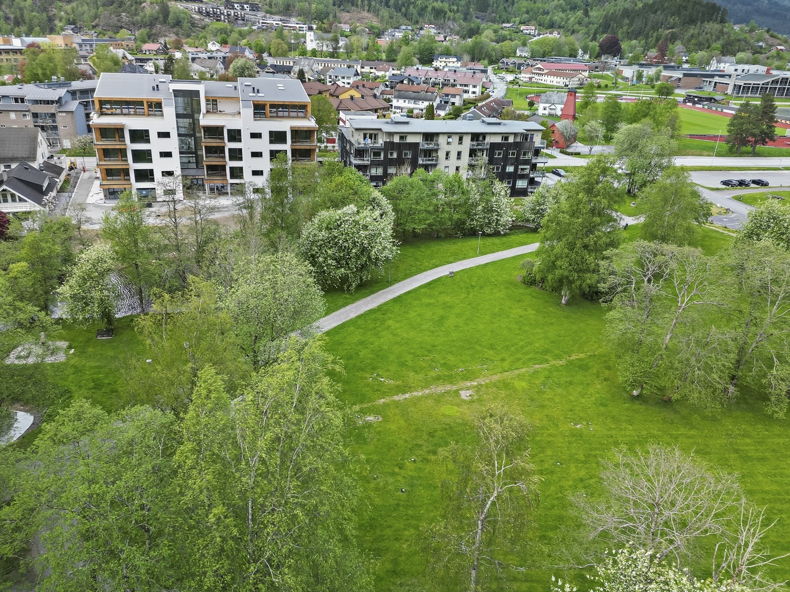 Eigedomen ligg med kort avstand til parken ved elva. Galleribilde