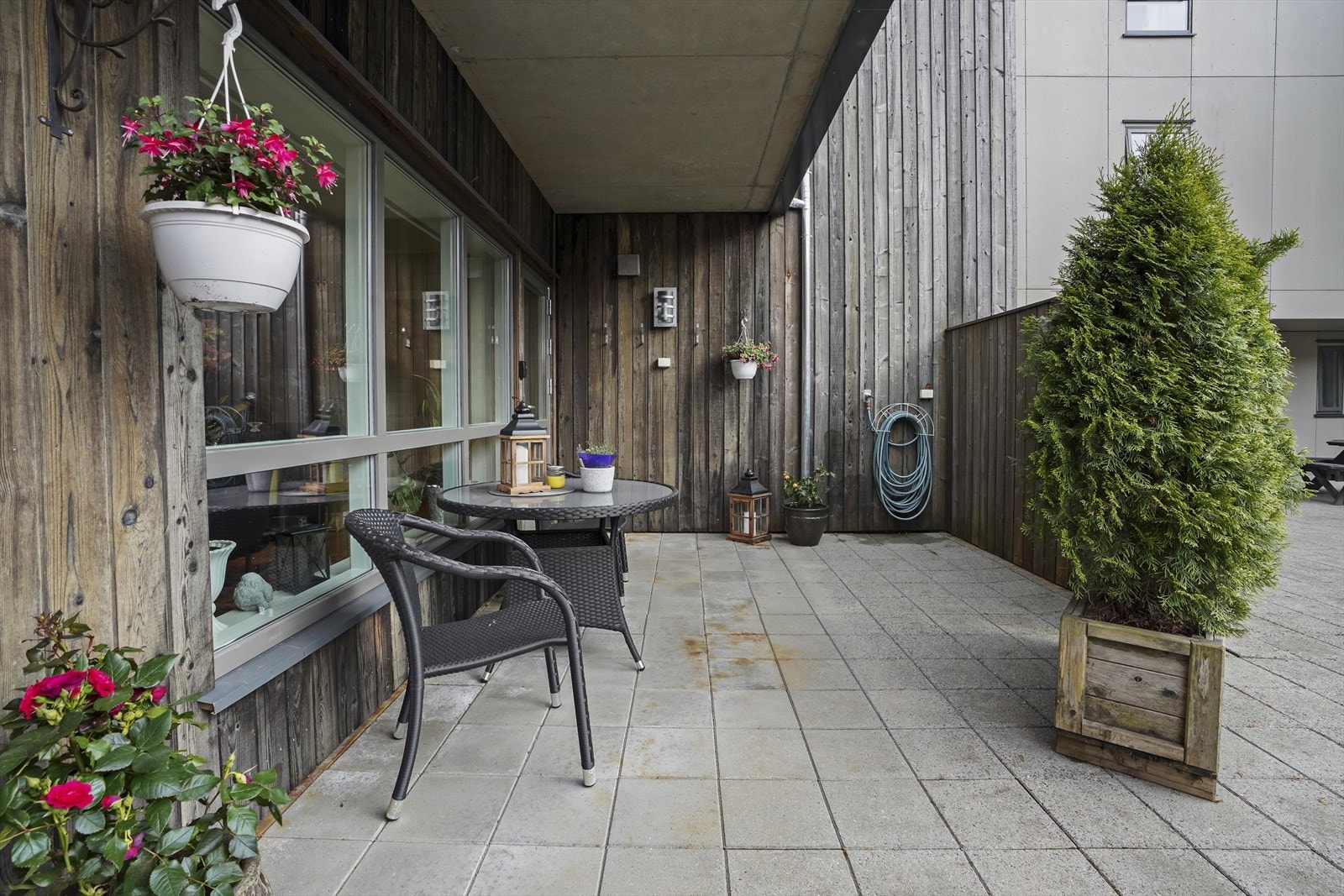 Terrassen utafor har ein anledning til å innglasse for å forlenge utesesong. Galleribilde
