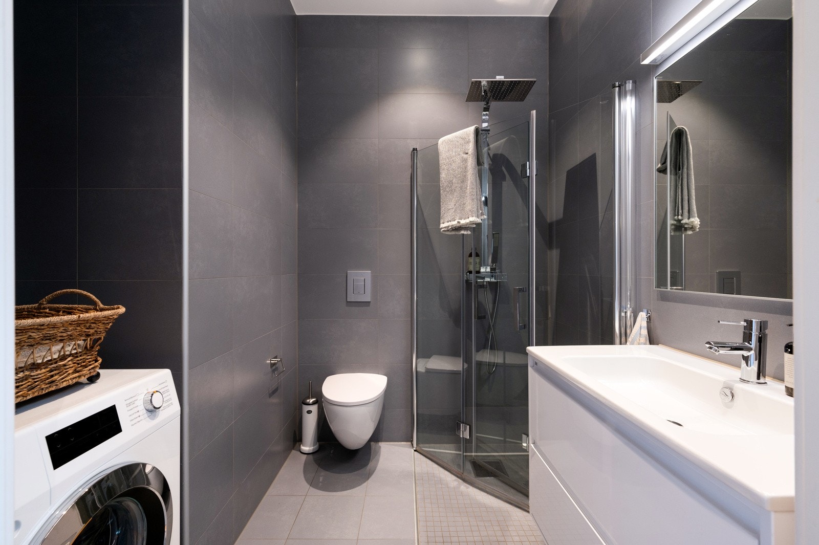 Moderne og pent baderom som kombinerer funksjonalitet med stilrene detaljer - vannbåren gulvvarme. Galleribilde