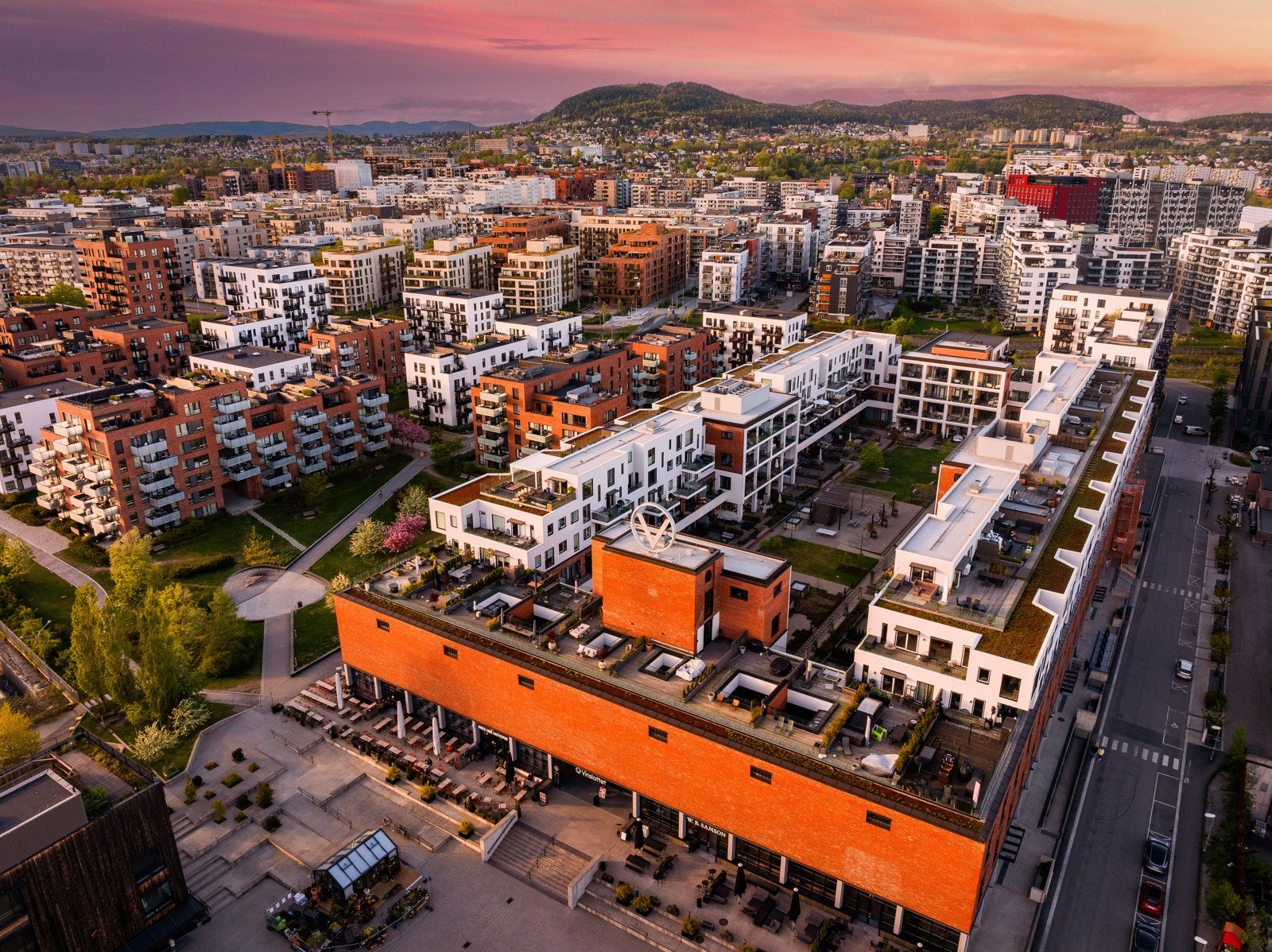 Alt i alt byr Bøkkerveien 12D på en kombinasjon av historisk sjarm, moderne byliv og et levende nabolag, med alt man trenger i umiddelbar nærhet. Galleribilde