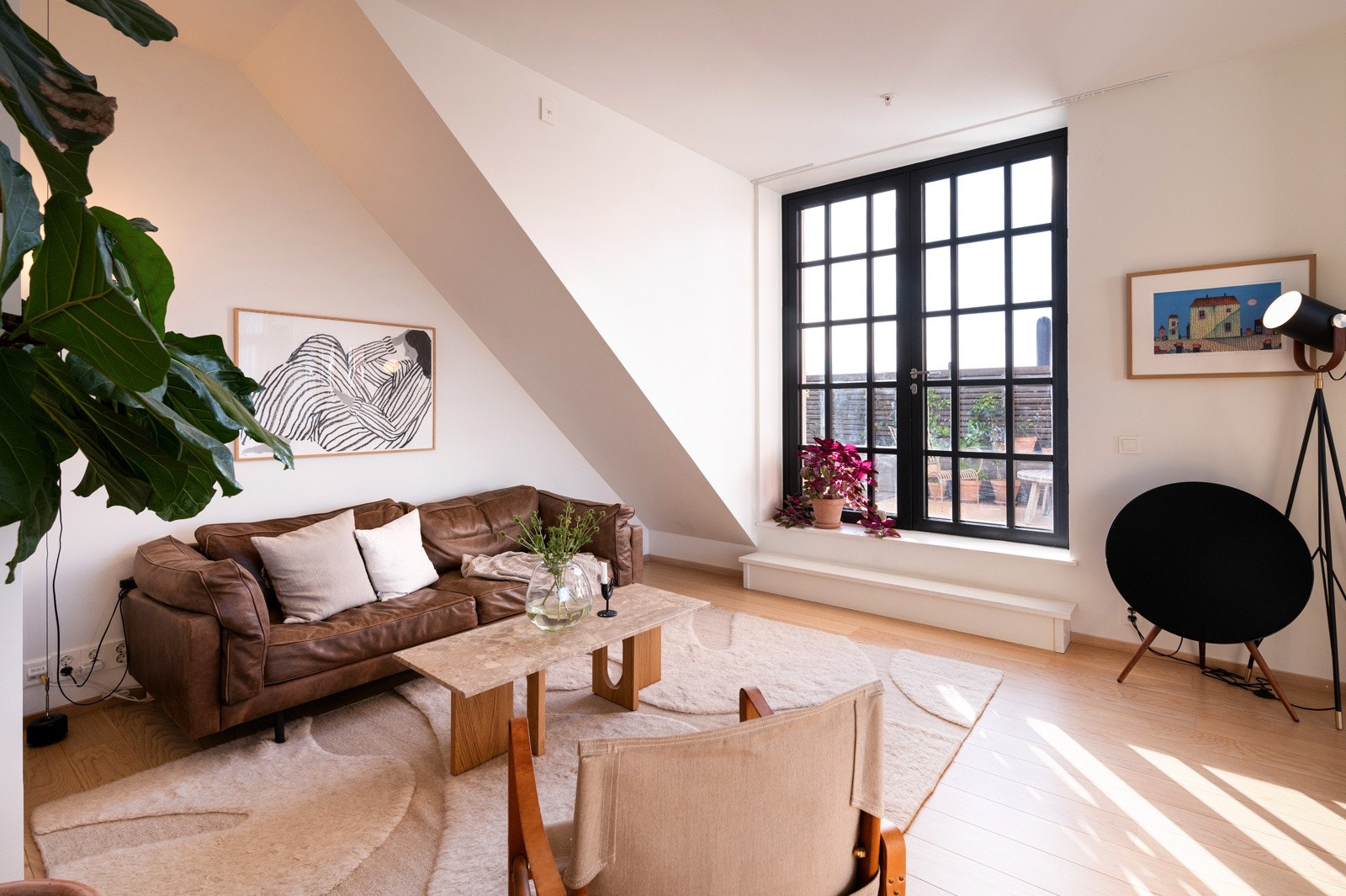 Rommets utforming legger til rette for fleksibel møblering, enten man ønsker en sosial sone eller en mer intim atmosfære. Galleribilde