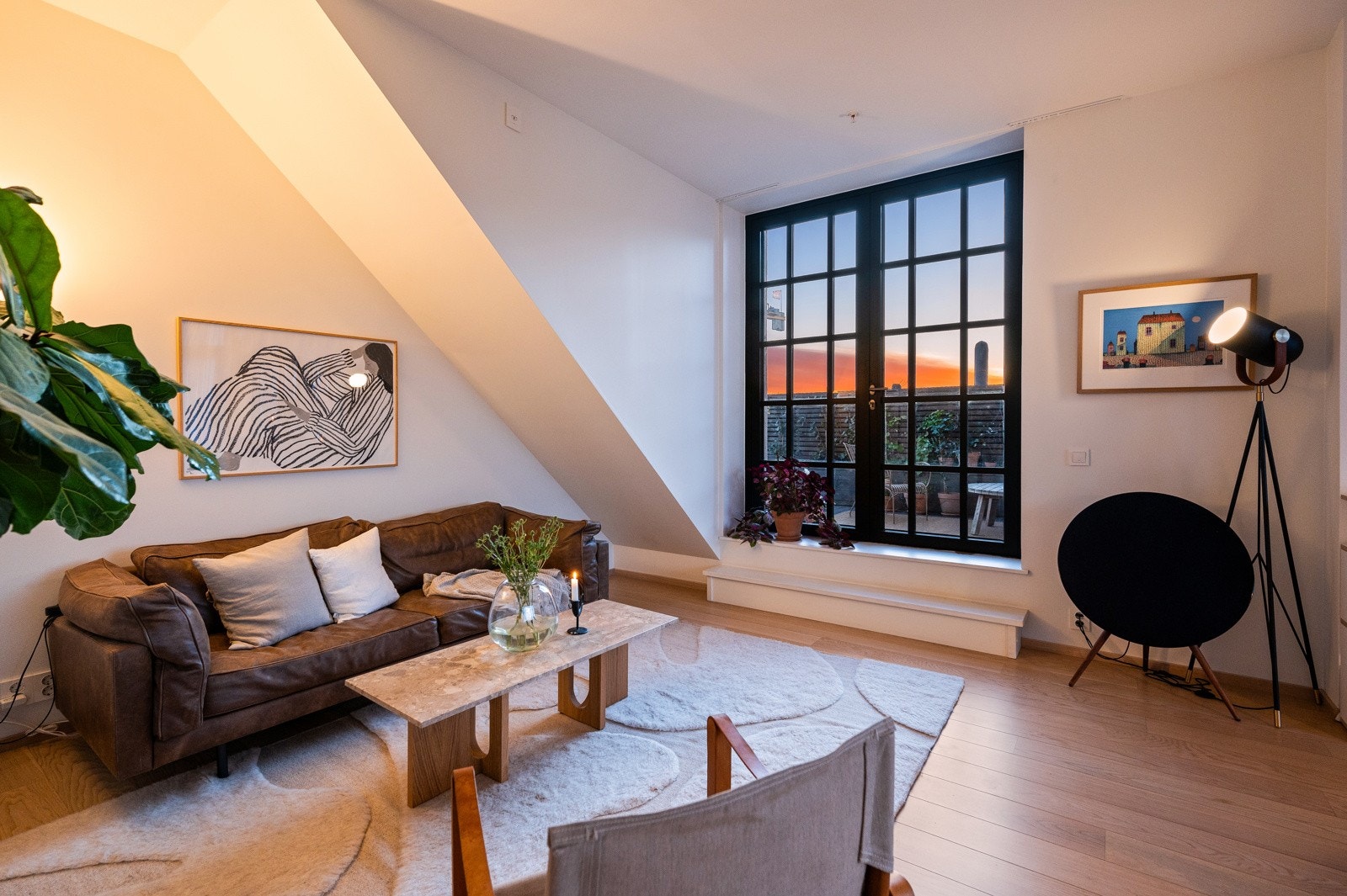 Stuen er svært romslig og godt tilrettelagt for møblering i ulike soner. Galleribilde