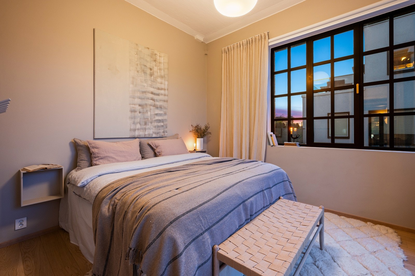 Vinduene har sorte, smårutete karmer som gir et moderne og stilrent uttrykk. Galleribilde