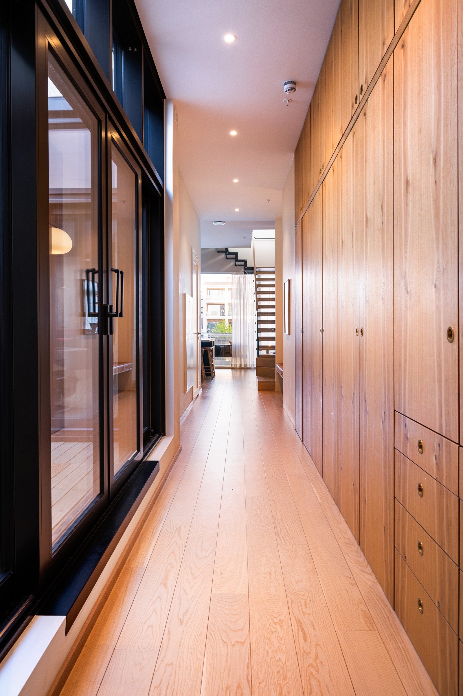 I entréen er det plassbygde garderobeskap i rustikk eik, noe som gir rikelig med oppbevaringsplass for yttertøy og sko. Galleribilde