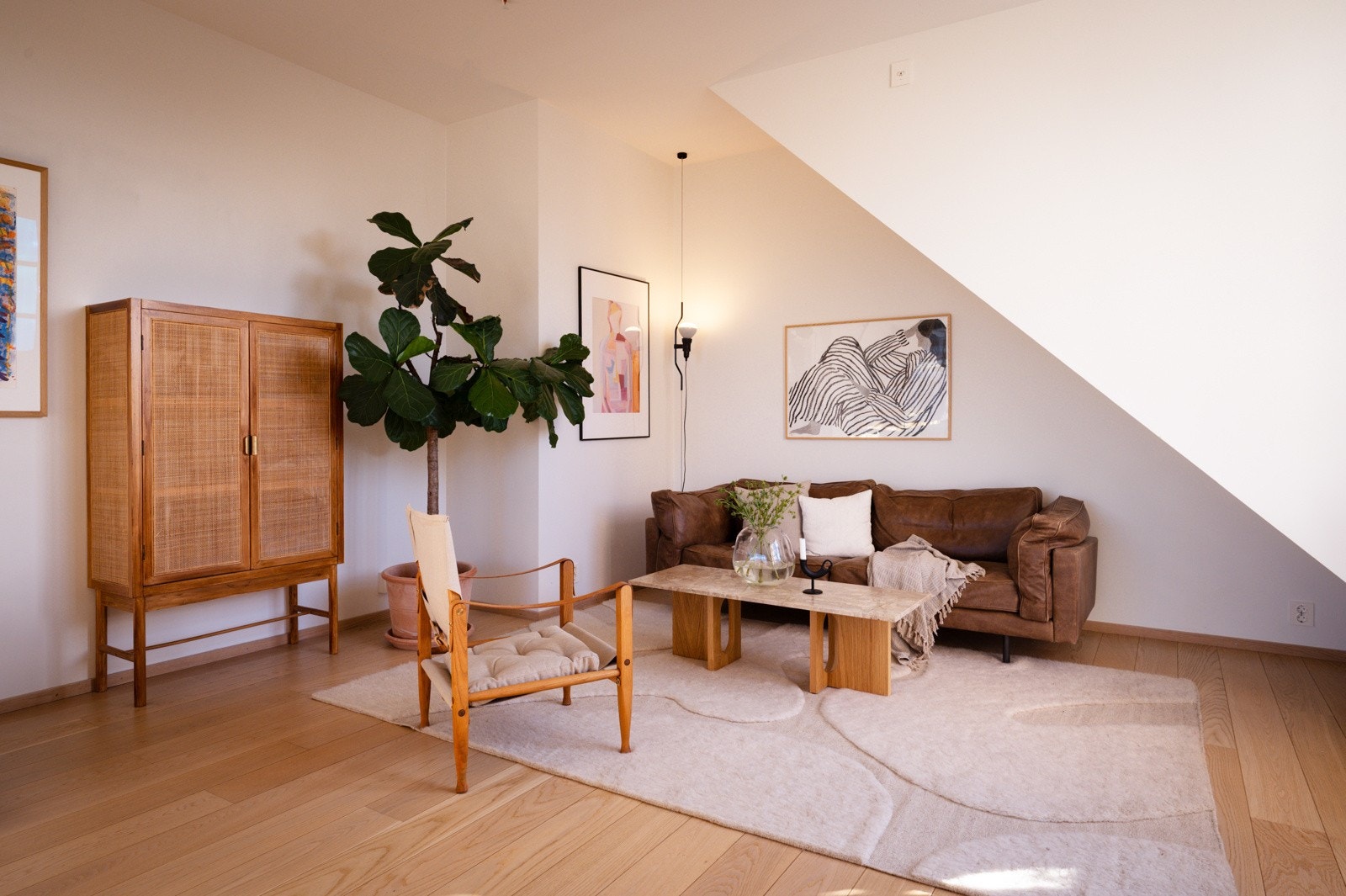 Stuen har enstavs eikeparkett på gulvet som gir et varmt og eksklusivt preg. Galleribilde