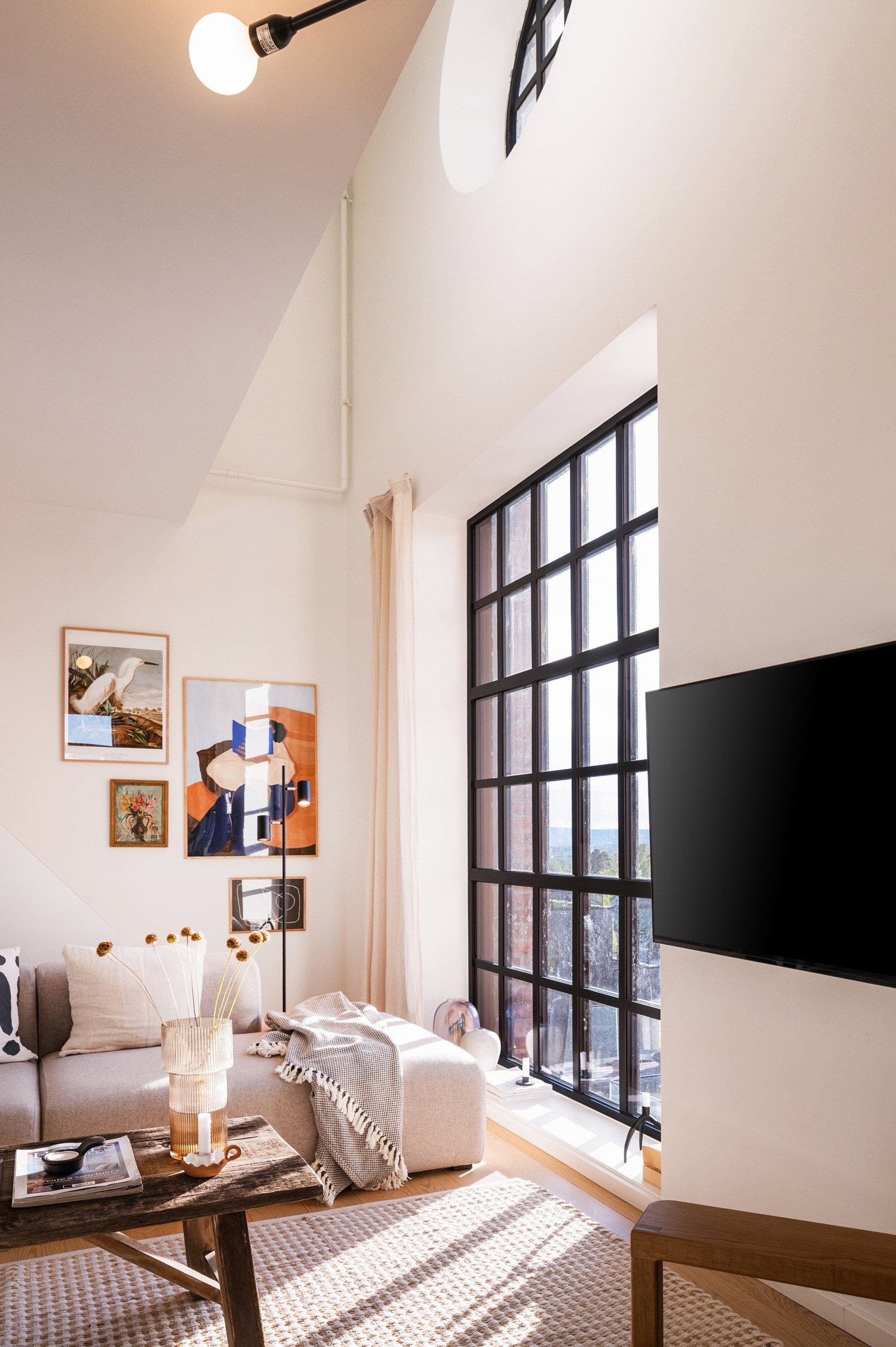 Store vindusflater som slipper inn mye naturlig lys. Galleribilde