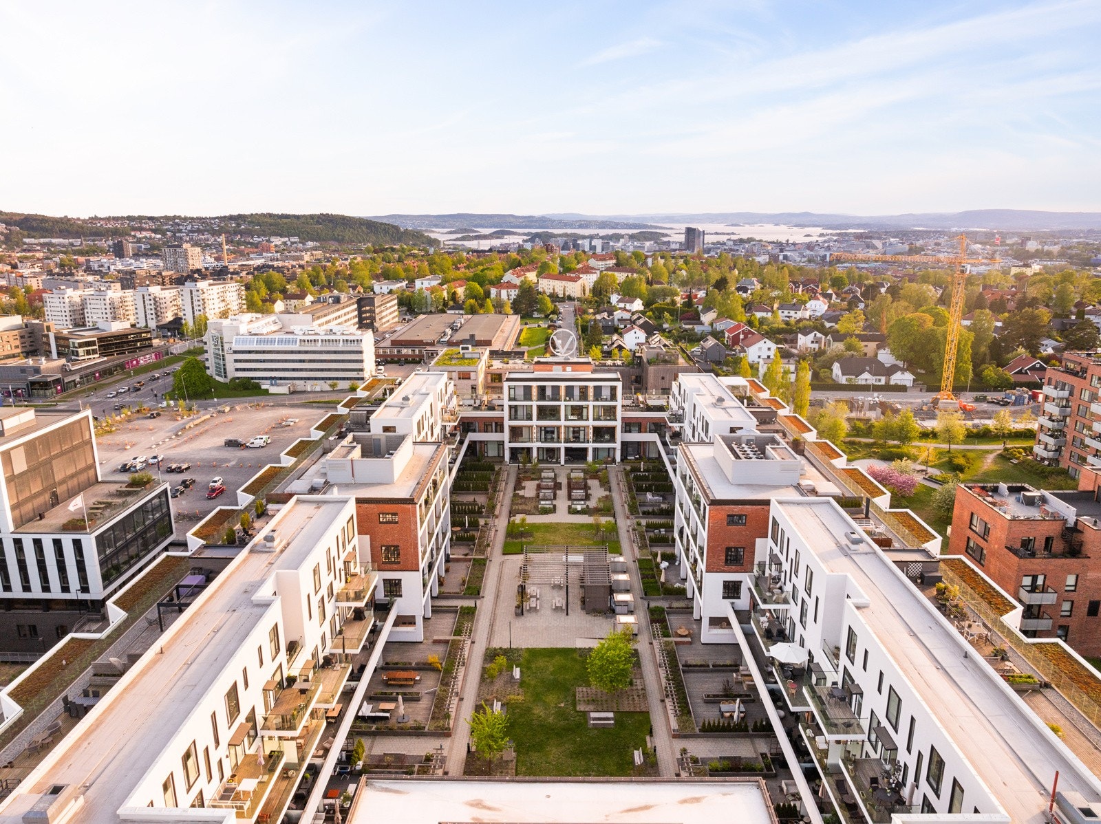 Her finner man et urbant miljø med boliger, kontorlokaler, butikker, kafeer, restauranter og en rekke servicetilbud. Galleribilde