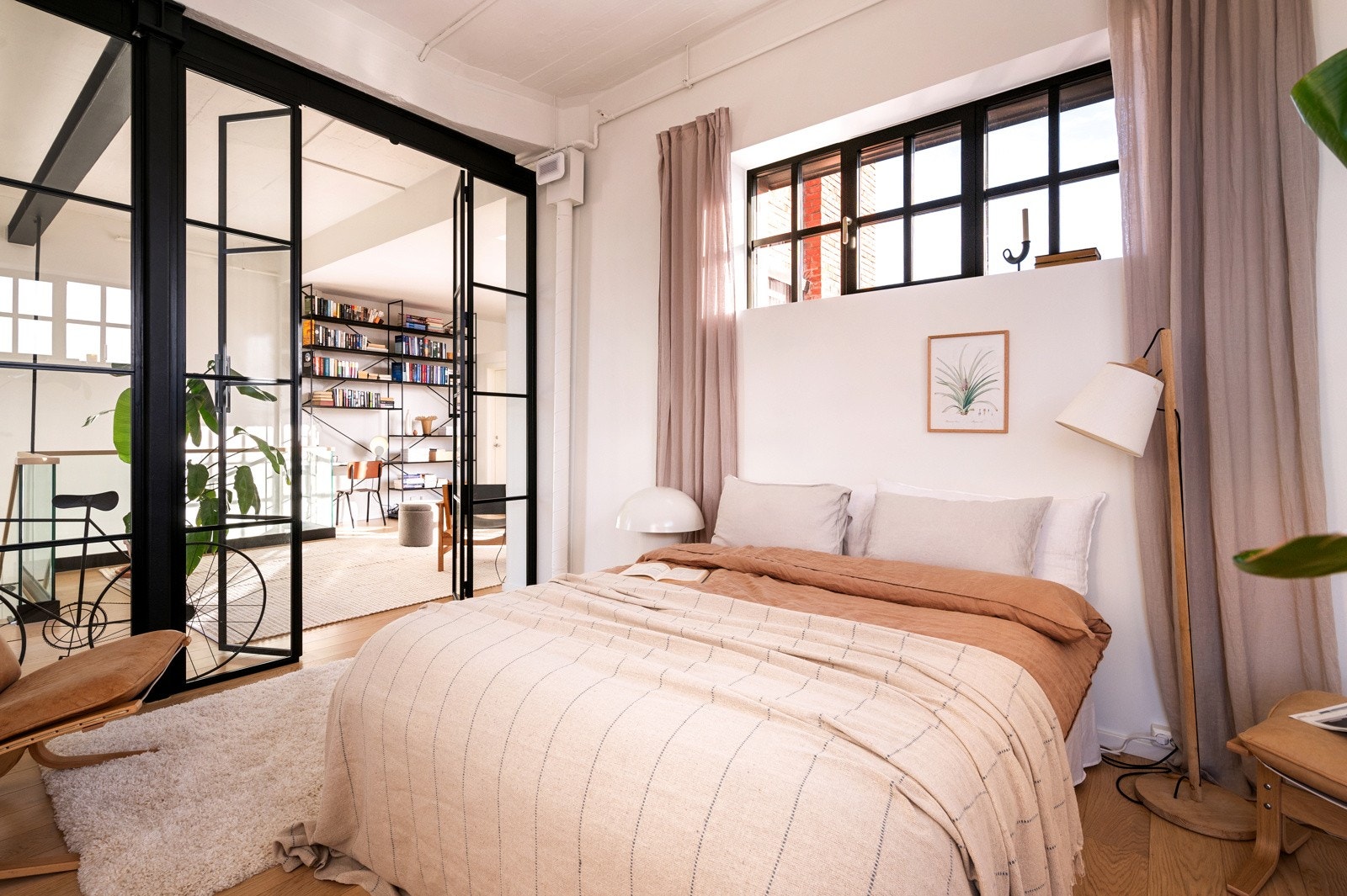 Rommet har gode møbleringsmuligheter med plass til stor dobbeltseng og nattbord. Galleribilde