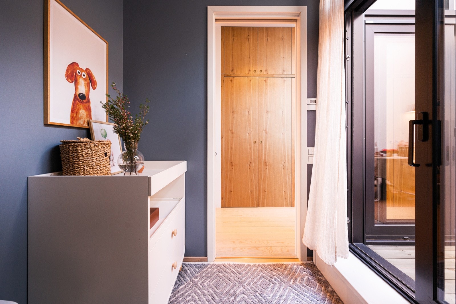 Med utgang til atriet fra begge soverommene er det enkelt å skape en åpen atmosfære i sommerhalvåret. Galleribilde