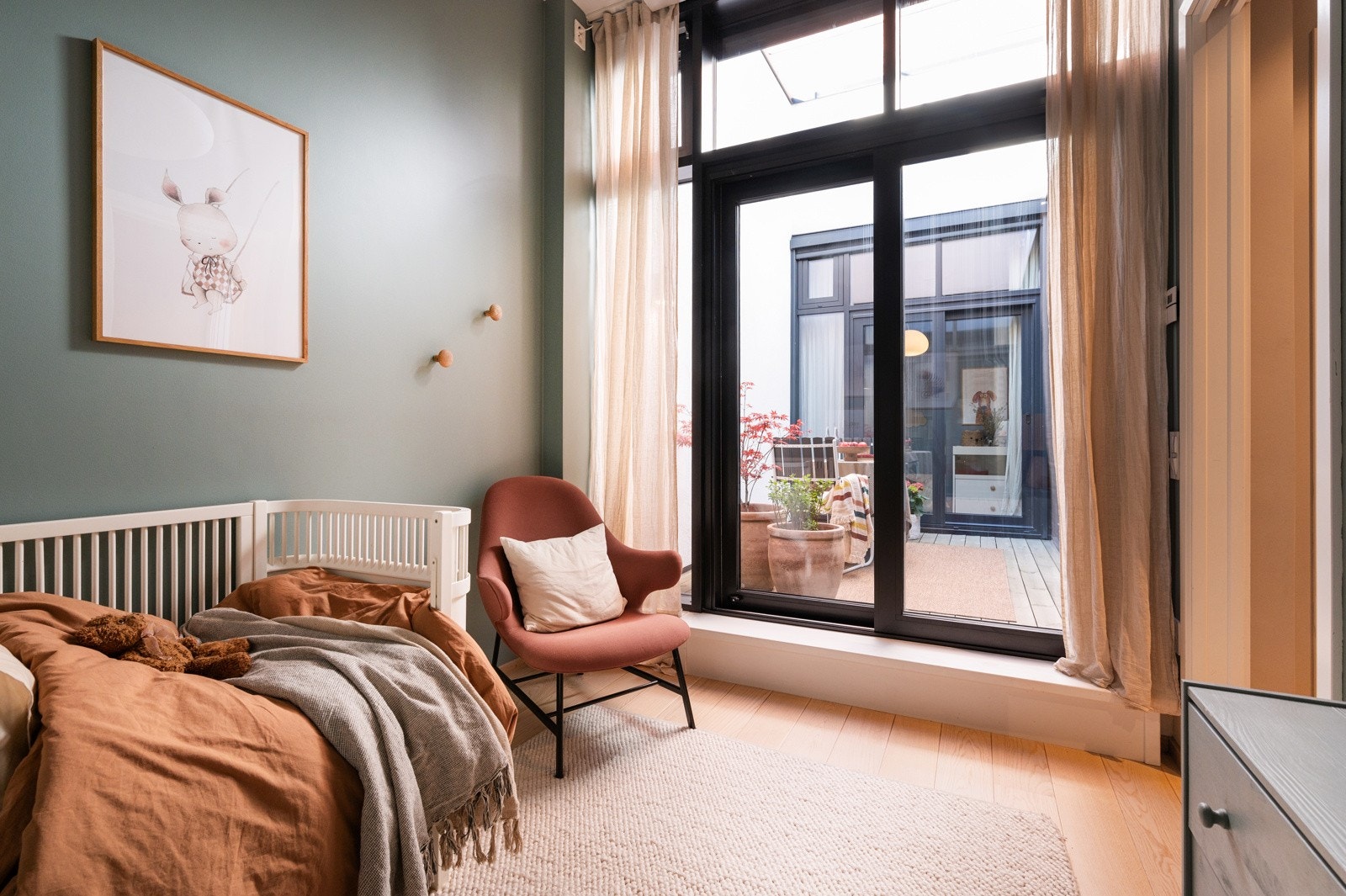 Enstavs eikeparkett på gulvet gir en varm og naturlig følelse, mens veggene er malt i moderne og harmoniske fargetoner. Galleribilde