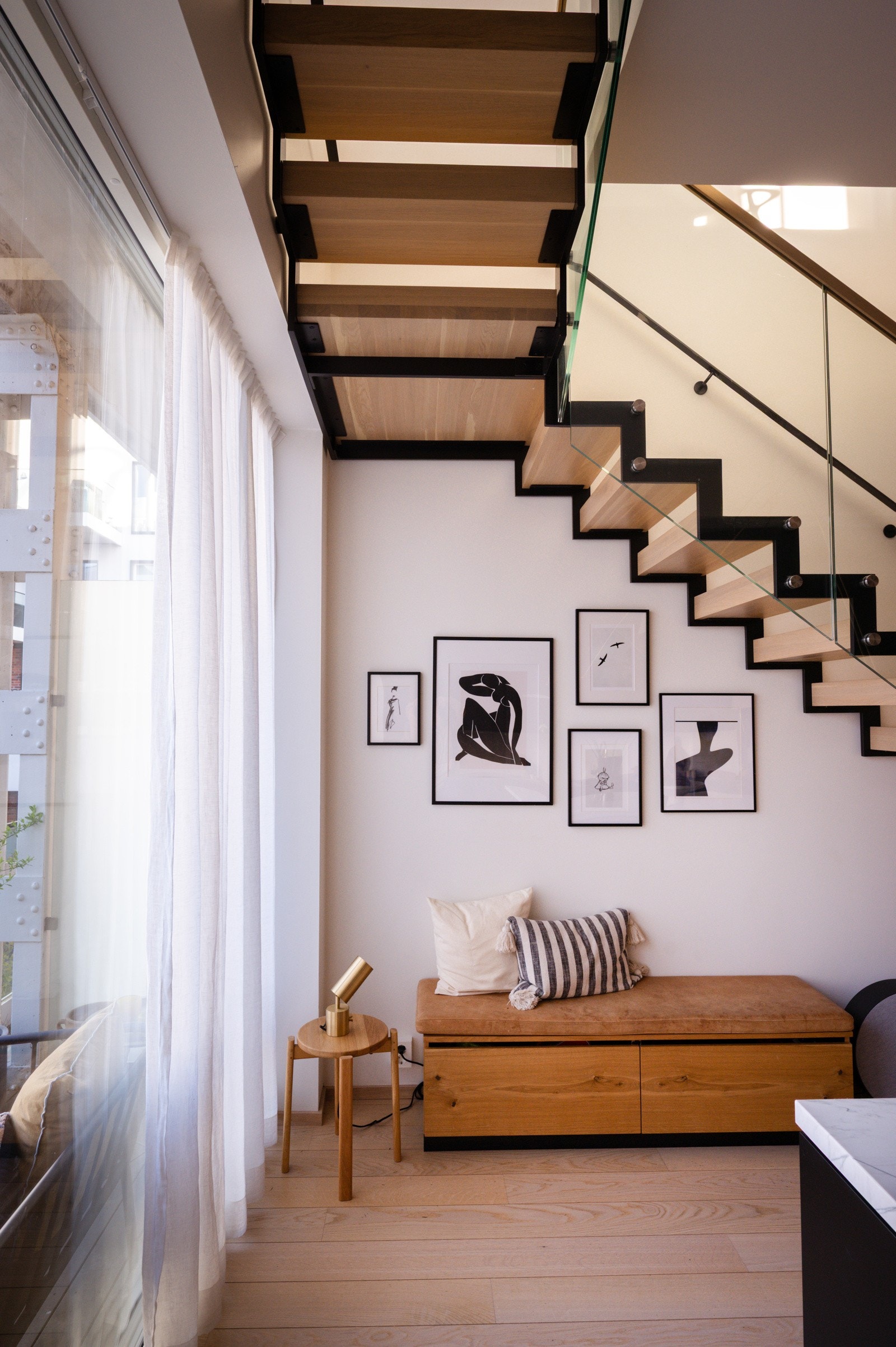 De store vindusflatene ved kjøkkenet gir en flott utsikt og bidrar til et lyst og luftig rom. Galleribilde