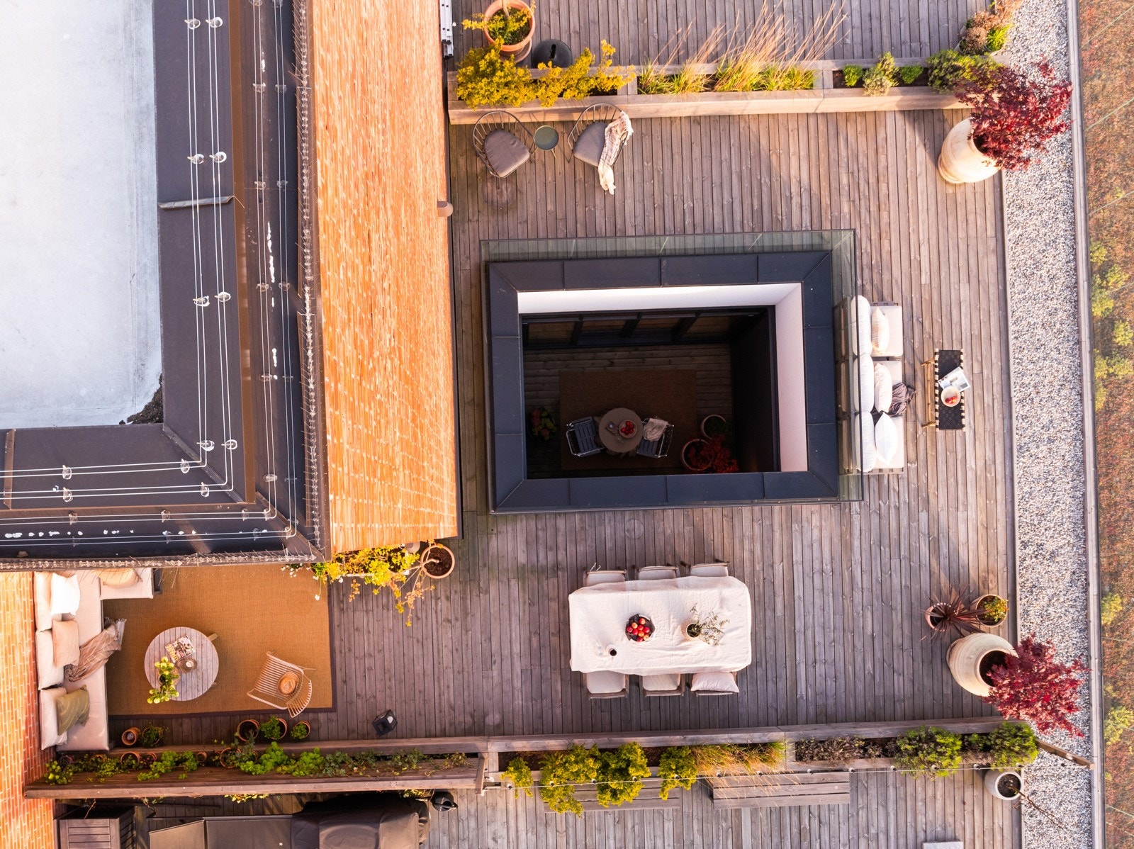 Terrassen er beplantet og har god plass til både spisegruppe og loungeområde. Galleribilde